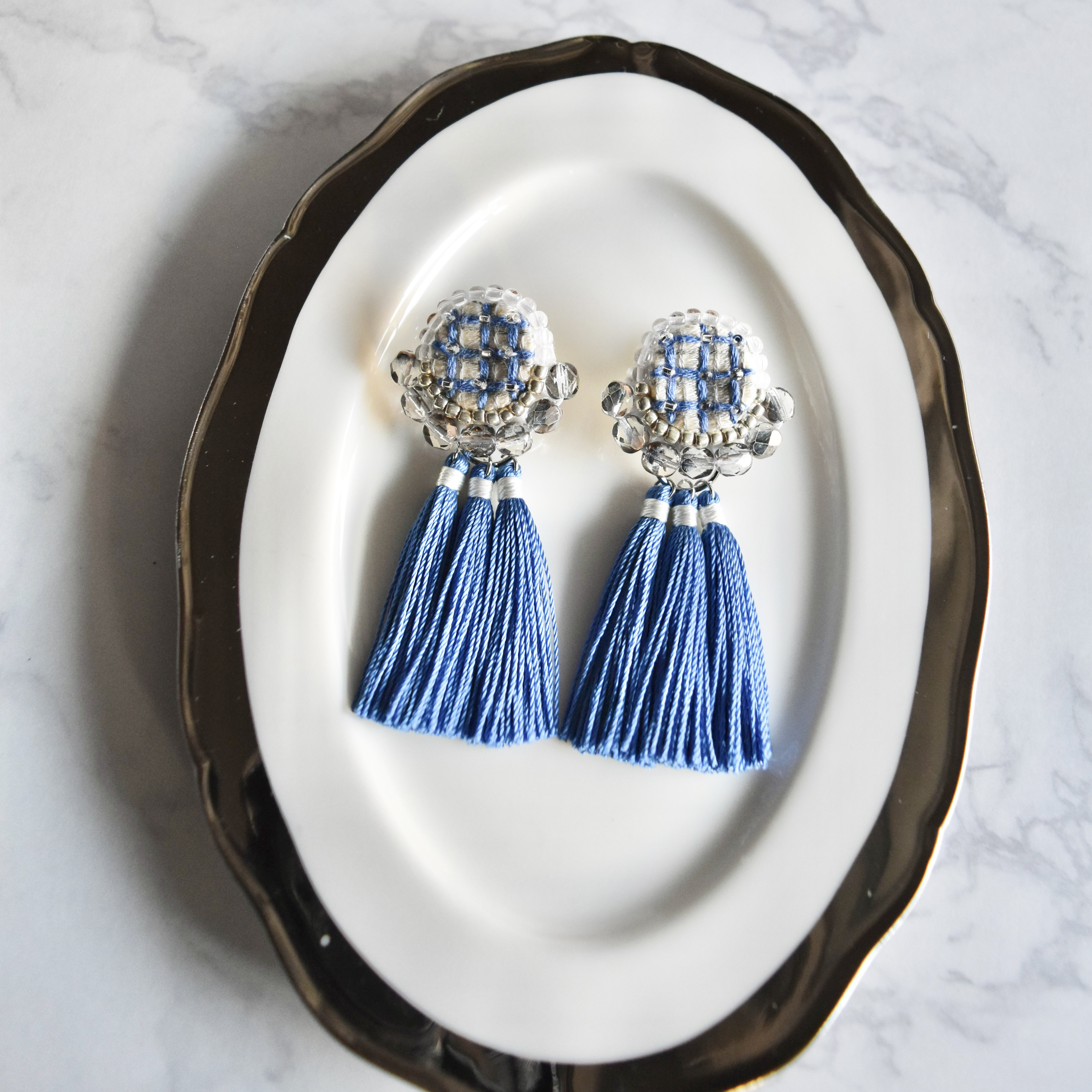 格子柄-koushigara-(オフホワイト×ブルー)｜ピアス｜手刺繍×ビーズ×タッセル｜大ぶりピアス