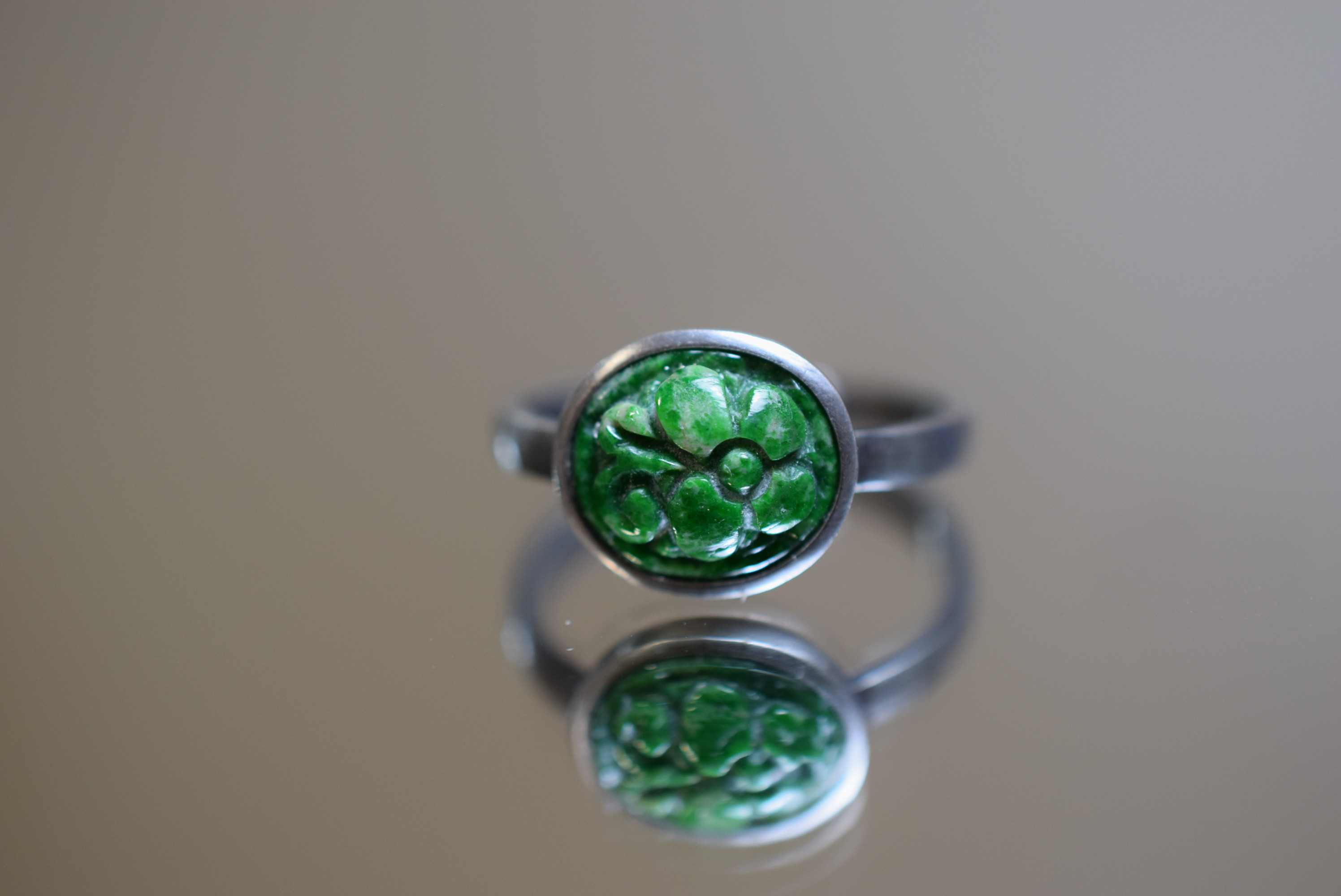 RG10-135 手作り 一点物 シルバー ミャンマー産 A貨 本翡翠 干青 指輪 フリーサイズ 彫り花