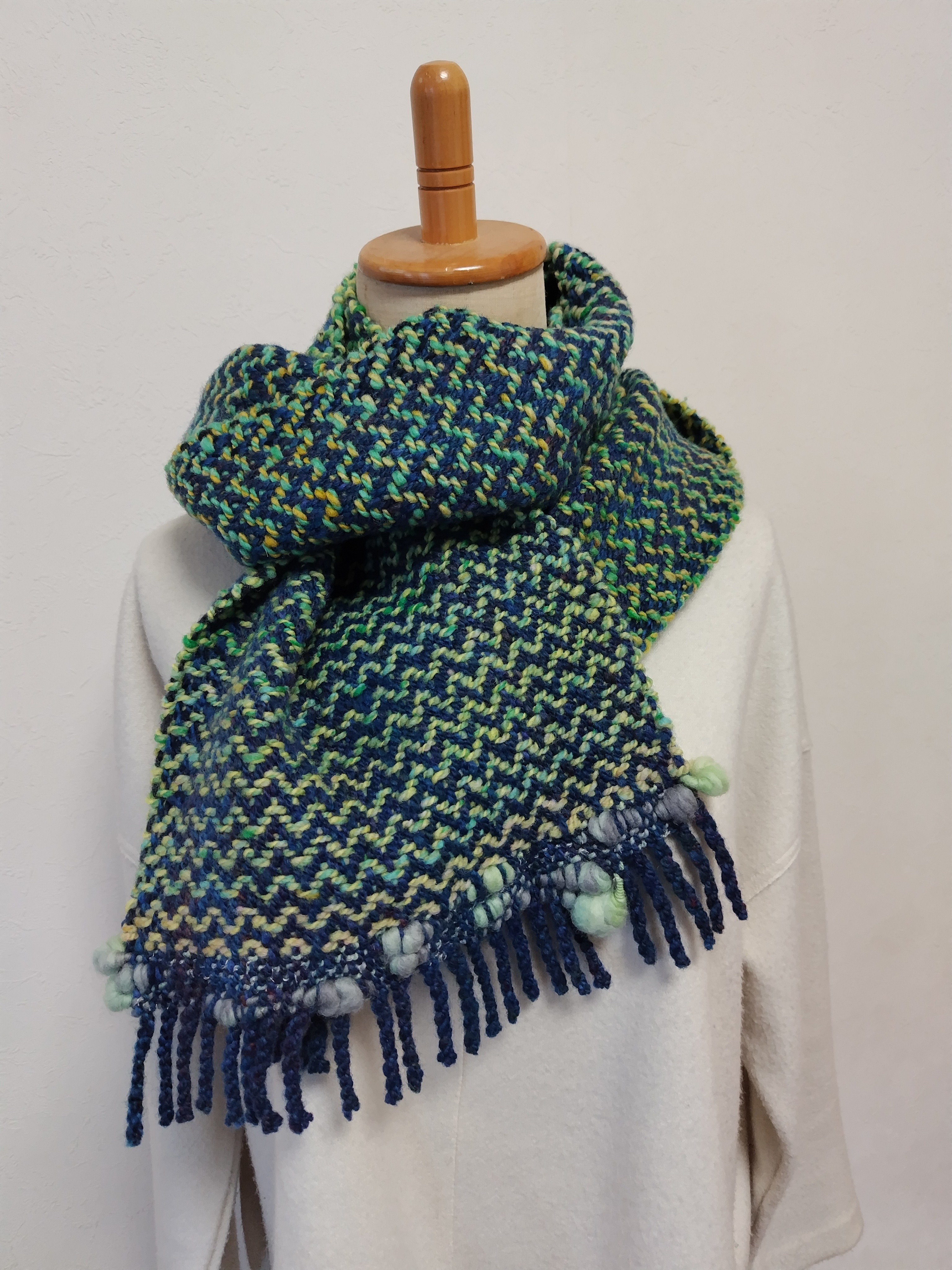 手紡ぎ手織りのマフラー　ネイビー✕イエローのヘリンボーン