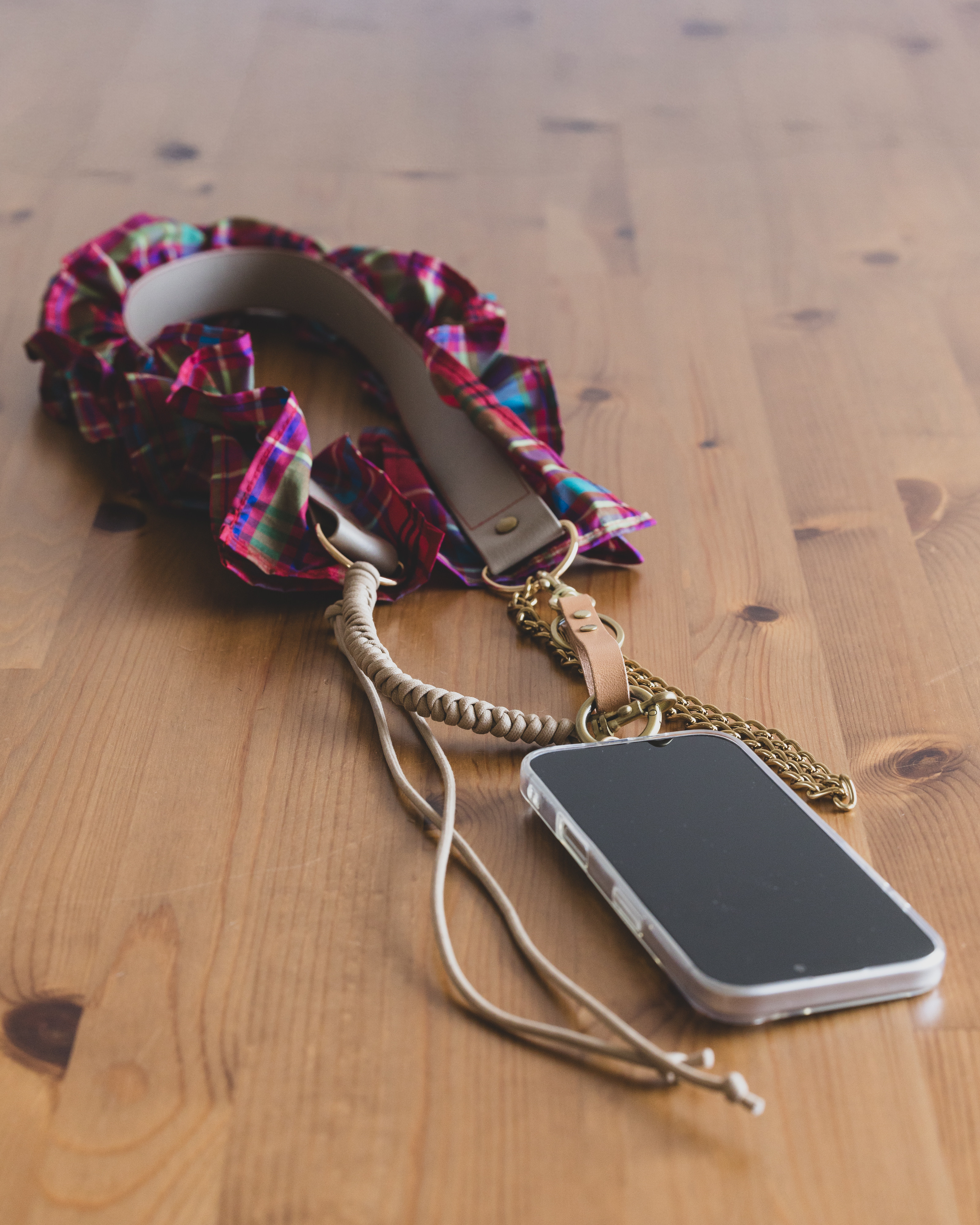 シルク×本革 長さ調節 ショルダーストラップ フリル スマホショルダー スマホストラップ 大人可愛い 個性的 斜めがけ