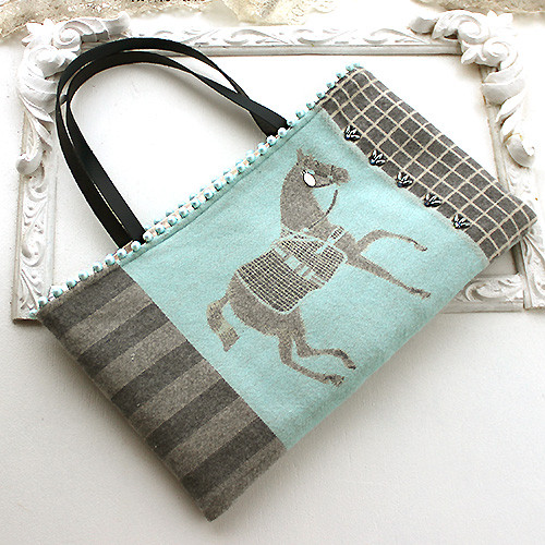 馬柄のビーズ刺繍　カシミアバッグ　（小）