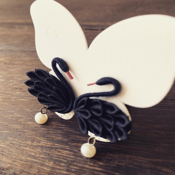 ＊Petit＊黒鳥のピアス【つまみ細工/正絹】Black Swan Earrings 3枚目の画像