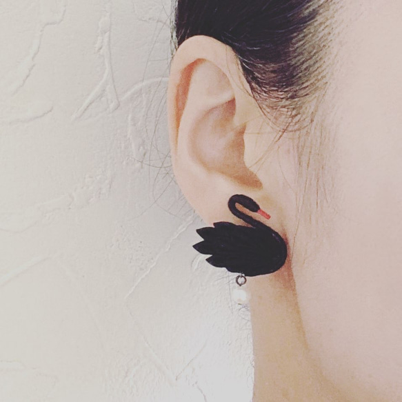 ＊Petit＊黒鳥のピアス【つまみ細工/正絹】Black Swan Earrings 2枚目の画像