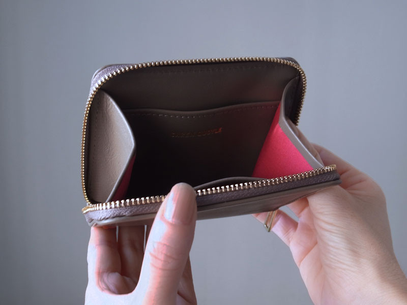 上質イタリアンレザー’スリムでコンパクト'な「Round fastener Wallet」- トープ -
