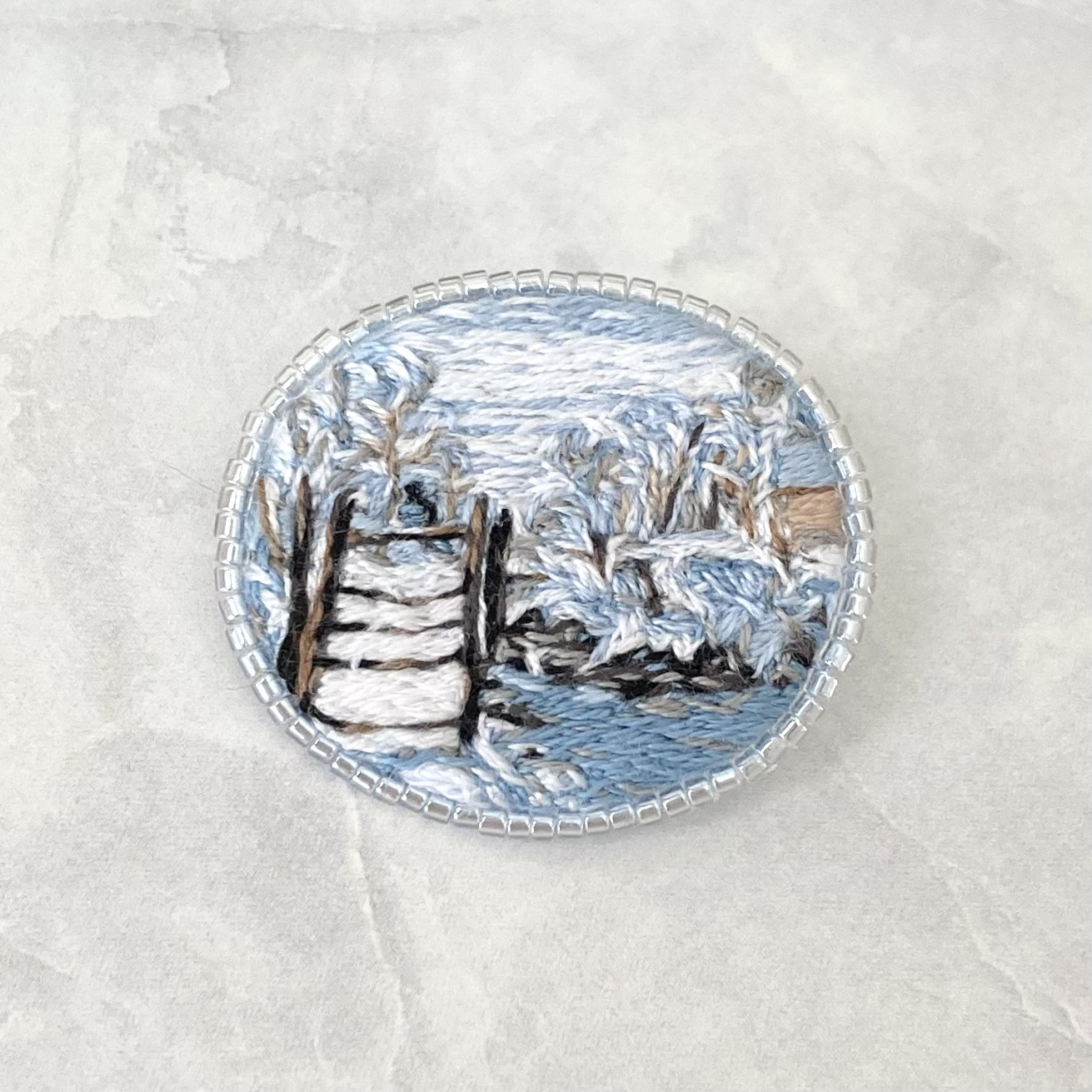 モネ「かささぎ」の手刺繍ブローチ