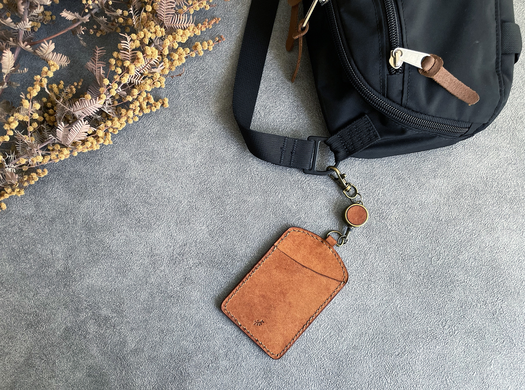 本革と歩む、毎日のパスケース（ブラウン）｜アオバズク舎