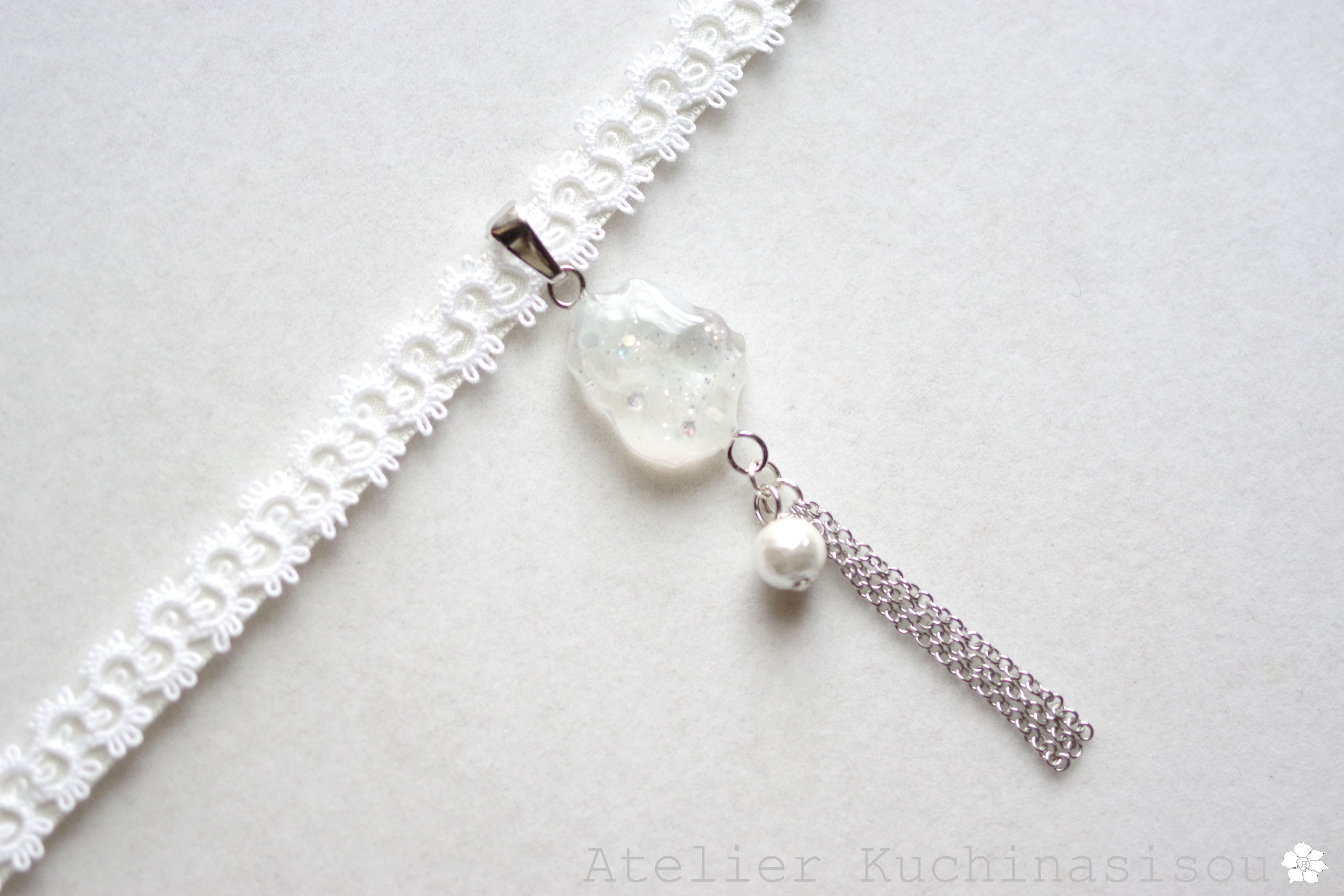 【受注製作】レジンアート　凹凸モチーフとタティングレースとサテンリボンのチョーカー〈白い嵐〉