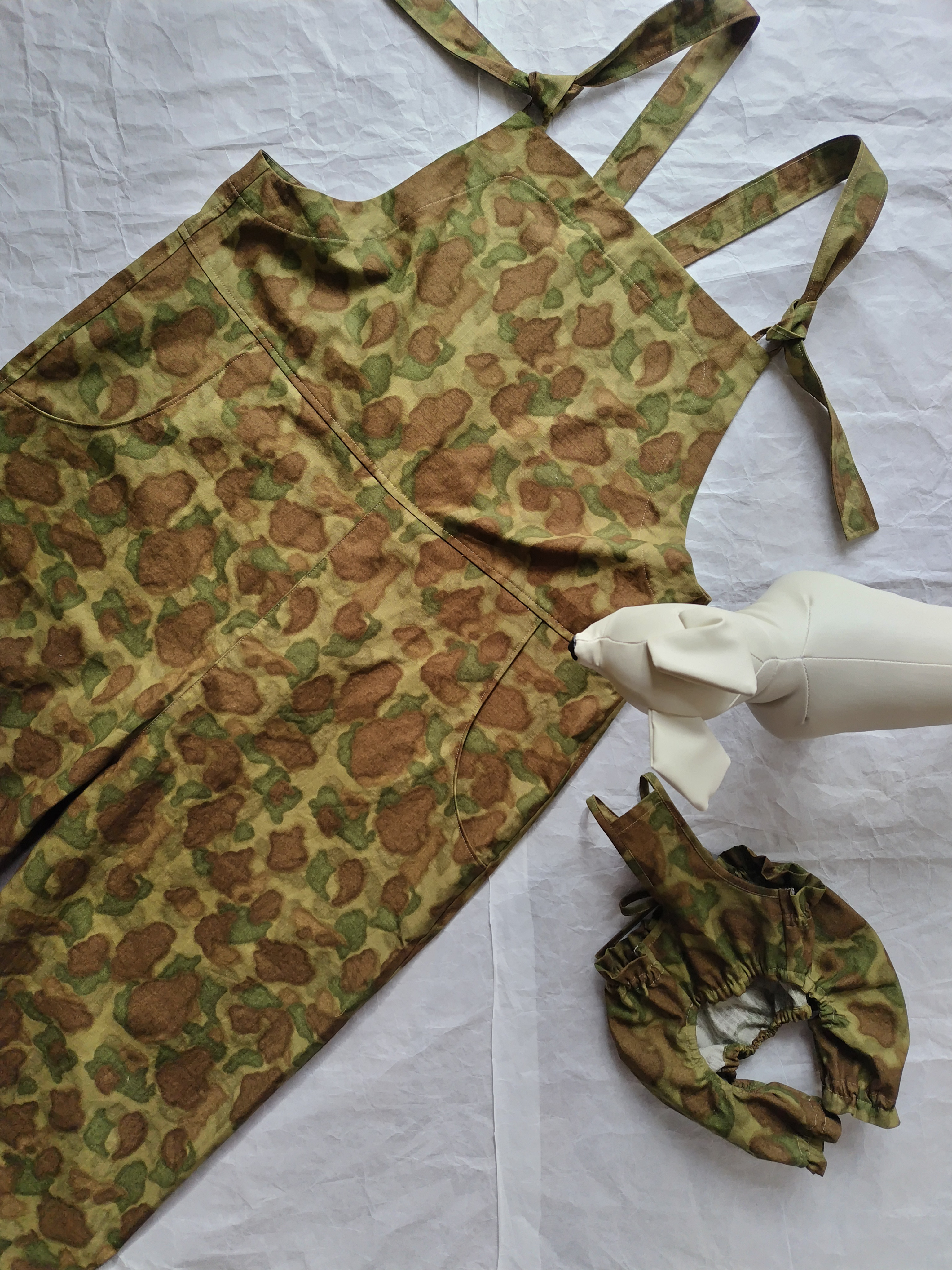 綿やや厚迷彩生地を使ったサロペットパンツ犬服とお揃いの大人服サロペットパンツ