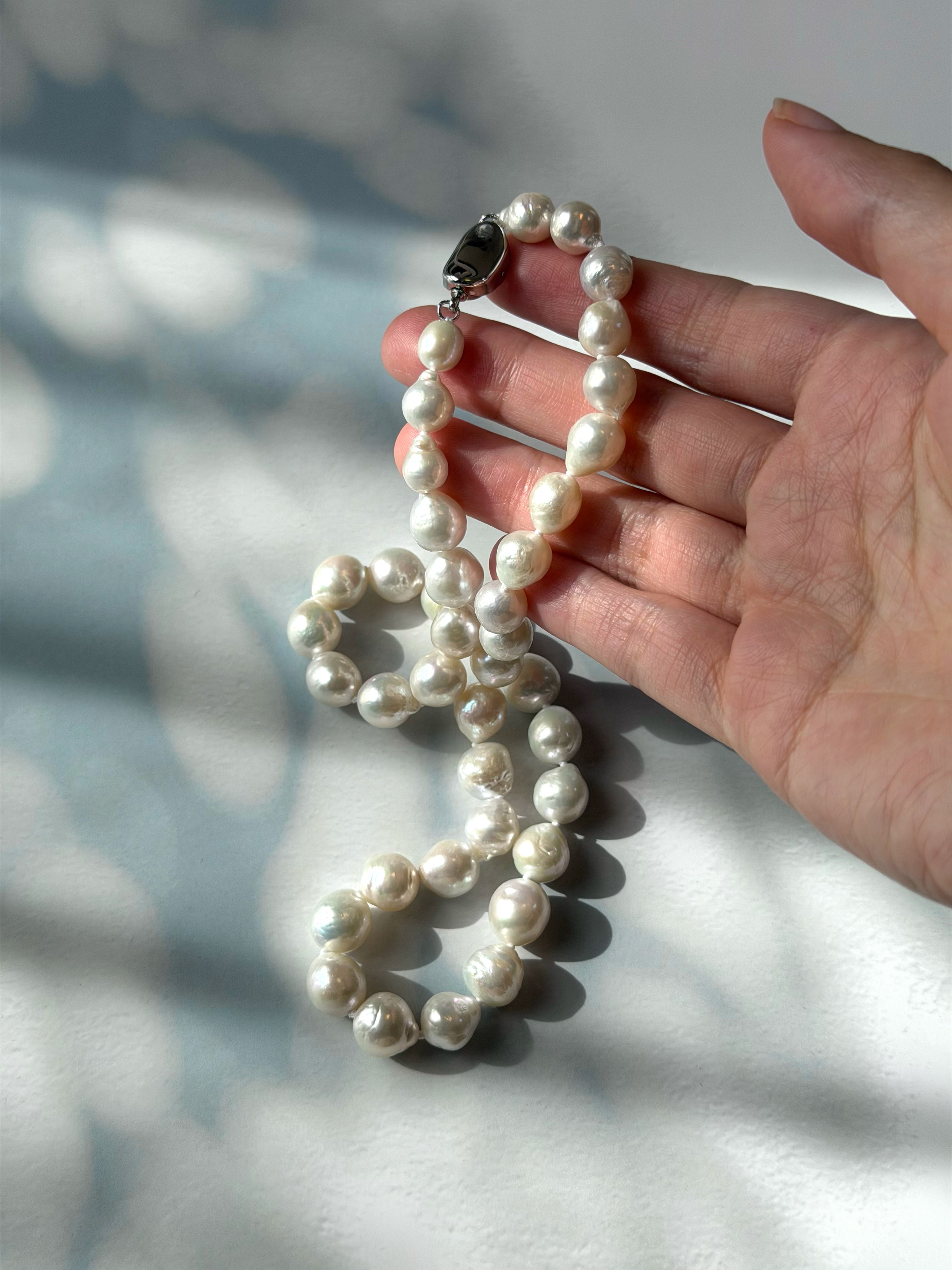 大粒9mm・淡水バロックパールのネックレス（45cm / オールノット仕立て）