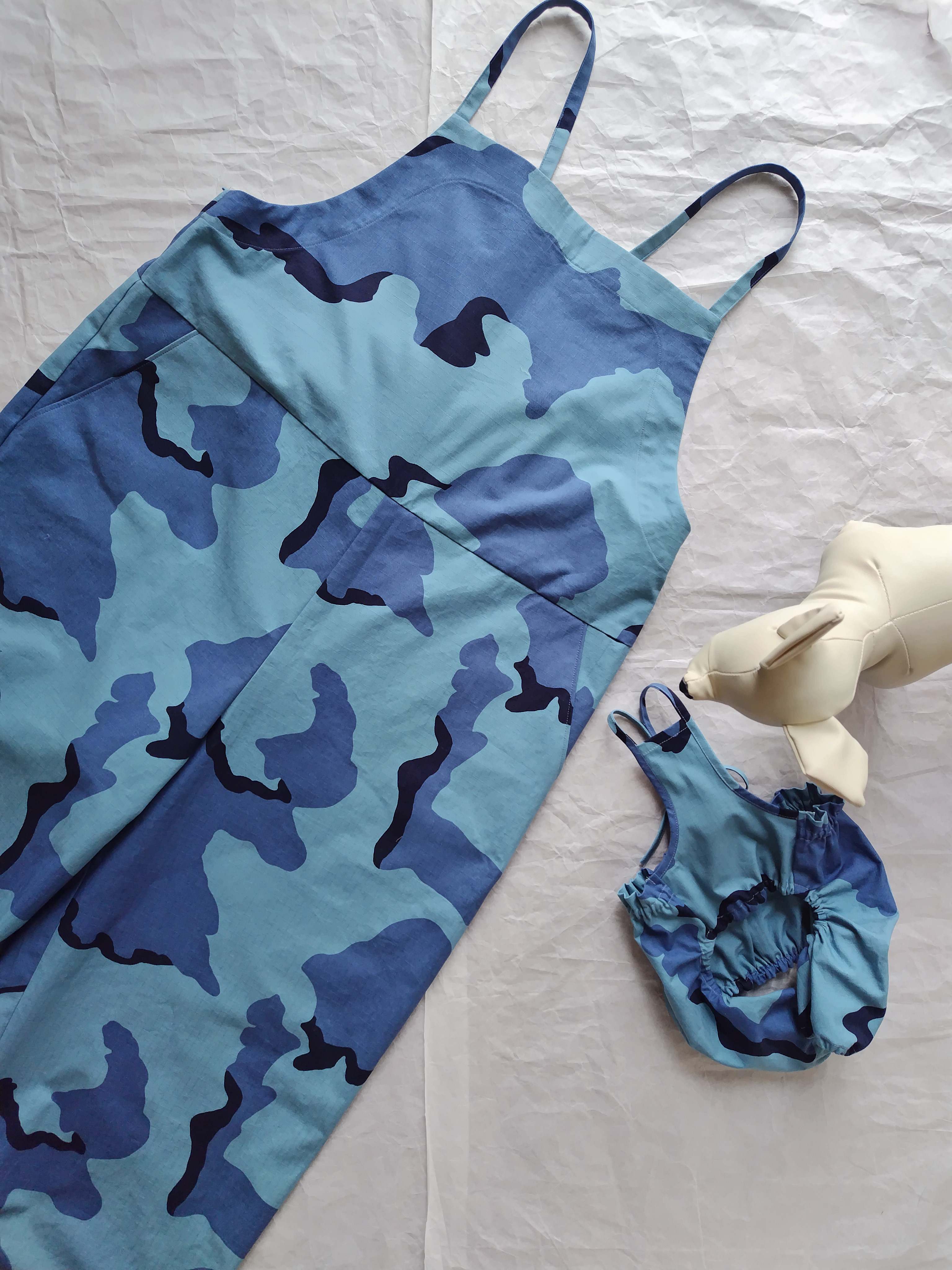 綿やや厚迷彩生地を使ったサロペットパンツ犬服とお揃いの大人服サロペットパンツ