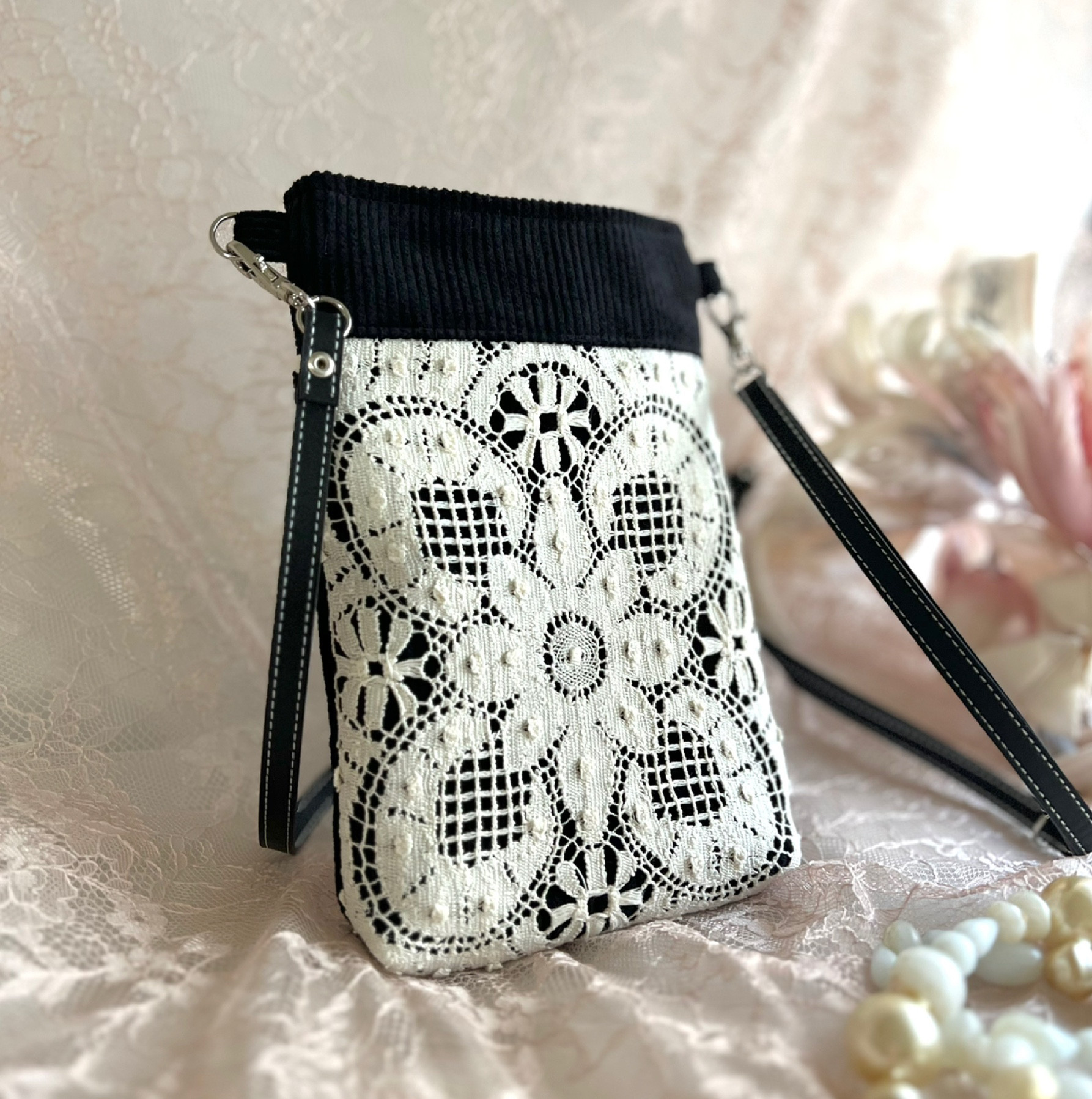 送料無料❣️高級ベルギーレース❤️素敵スマホショルダー❤️卒業式入学式❤️綺麗なレース❤️コーデュロイ　ブラック