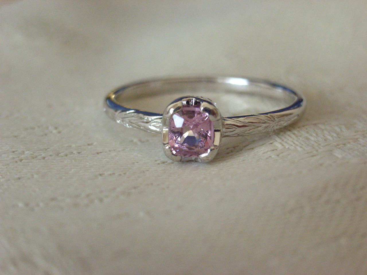SV訳ありピンクスピネル　洋彫りリング