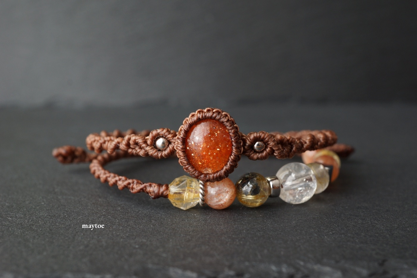 宝石質サンストーン＆太陽放射タイチンルチルクォーツ＆ルチルクォーツの二重マクラメブレスレット