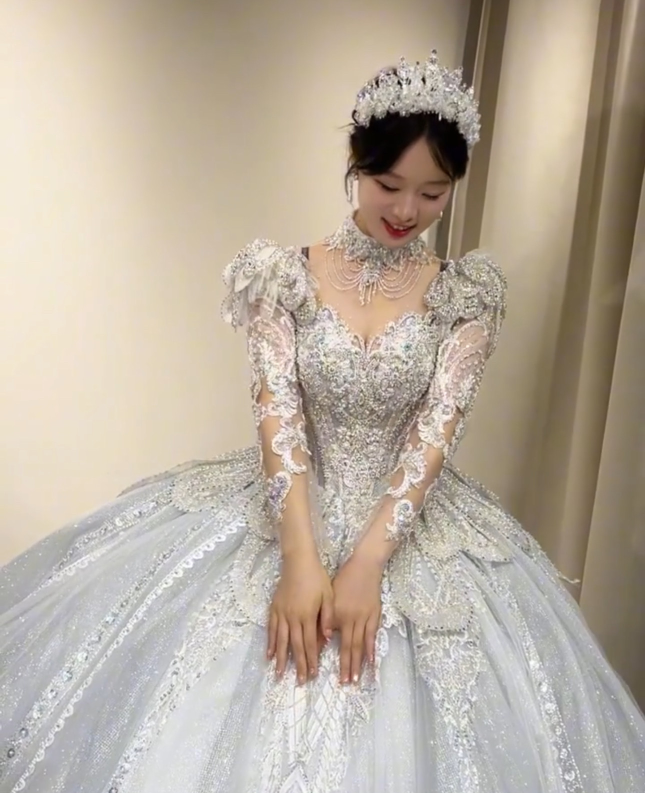 新作　ラッフルスカート　アンティークなドレス　白ホワイト　シースルー長袖秋婚冬婚　編み上げ　サイズオーダー可能ブライダル