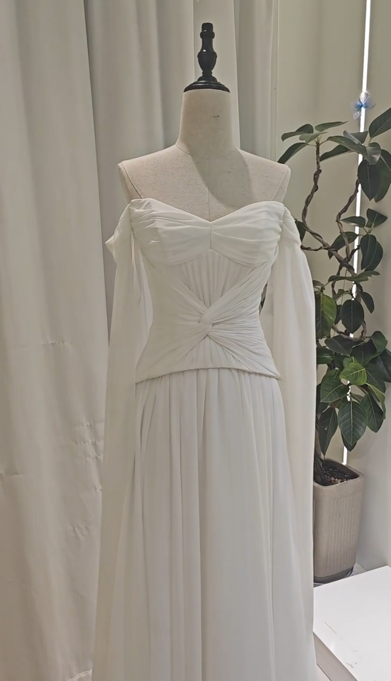 新作オリジナル　ハートネック　オフショルダー　二の腕を隠せる　胸フリル　ギャザー　スレンダーライン　白　パーティードレス