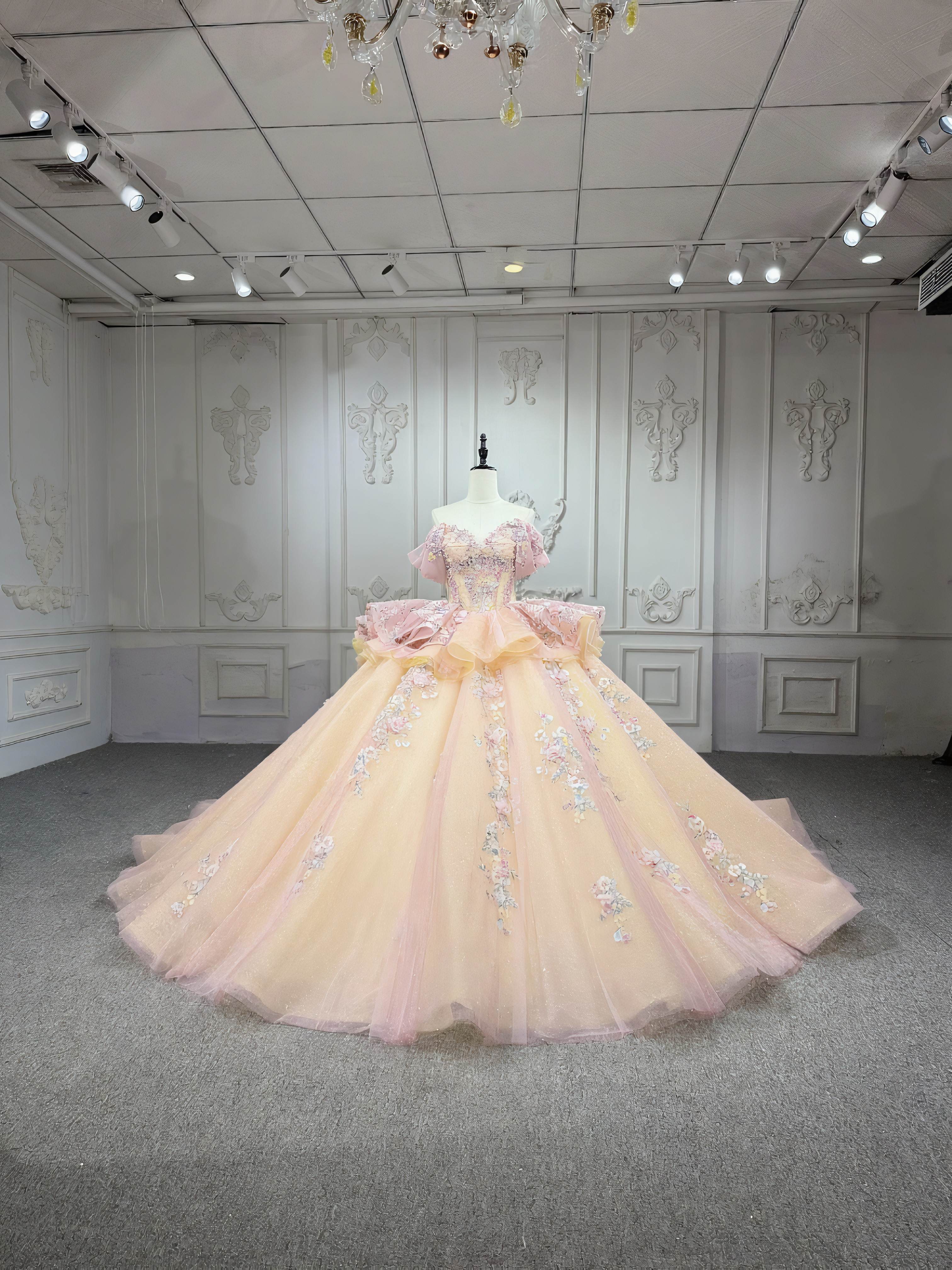 優雅　オフショルダー　ピンクイエロー　ふんわりチュール　ラッフルスカート　2の腕を隠せる　ボリューム　レース成人式卒業式