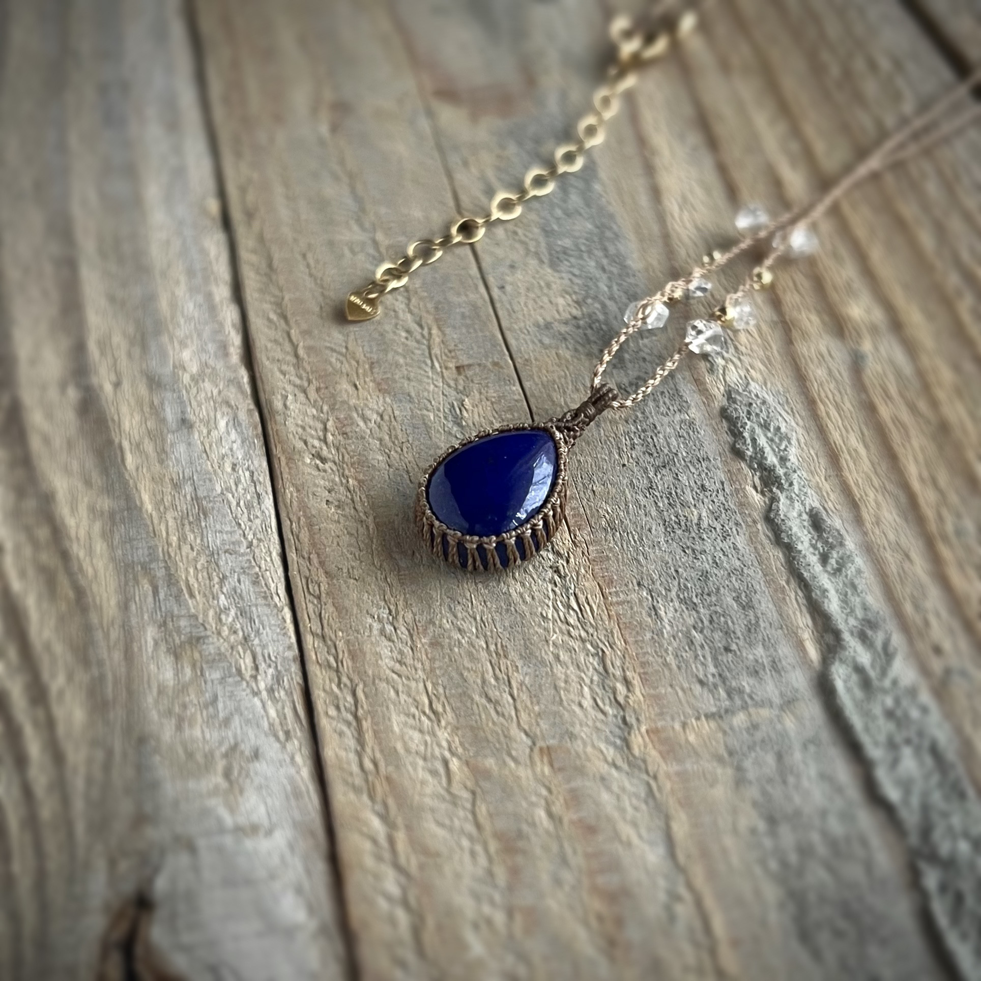 ラピスラズリとハーキマーダイヤモンドのマクラメネックレス
