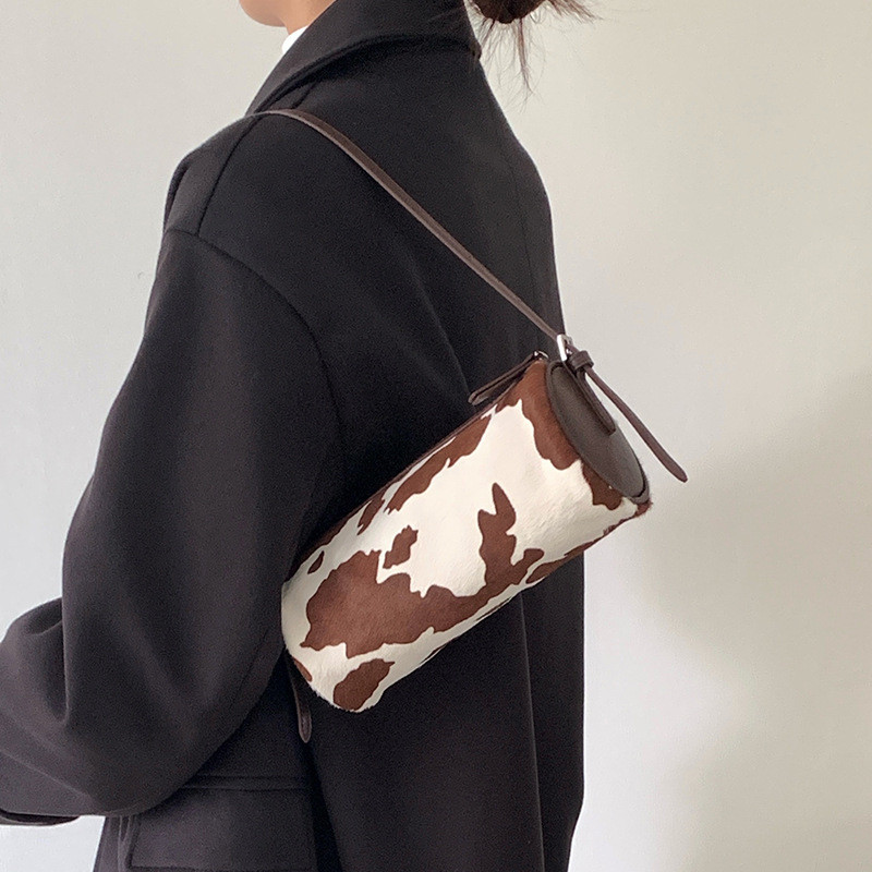 小さなアクセントに。上質ヘアオンレザーのミニ筒形ショルダー｜カウパターンが大人可愛い限定デザイン