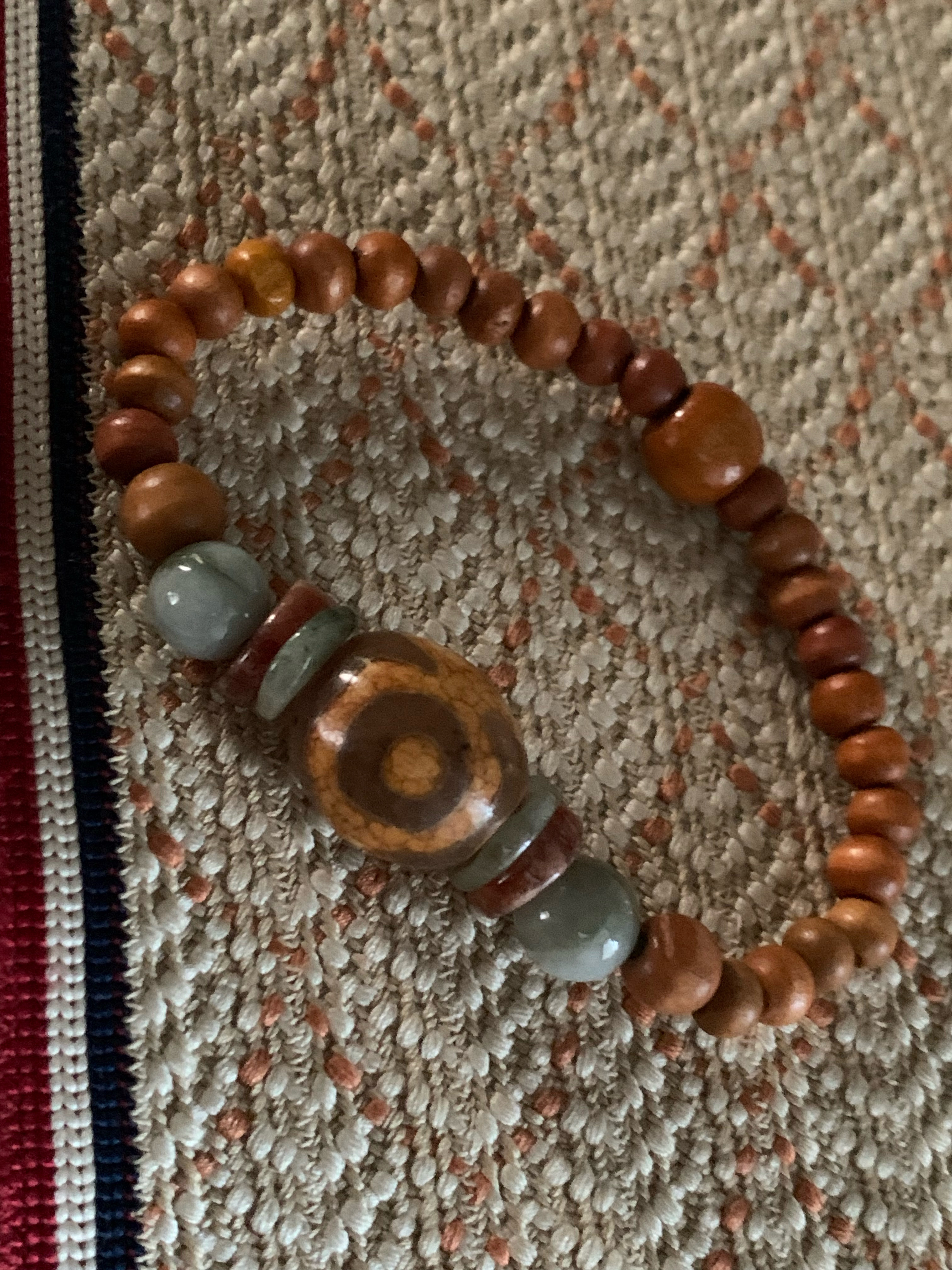 強い天眼の眼のような三眼天珠とミャンマー平安翡翠、桃木のブレスレット