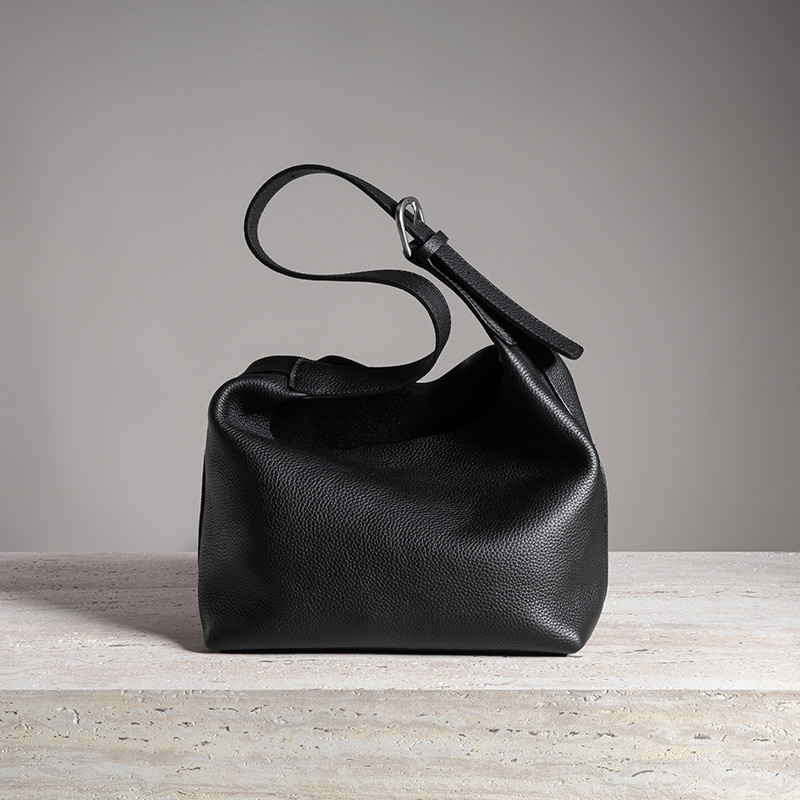 しなやかな本革の小さめトート｜軽やかに寄り添うレザーバッグ（ブラック / カフェブラウン / レッド）