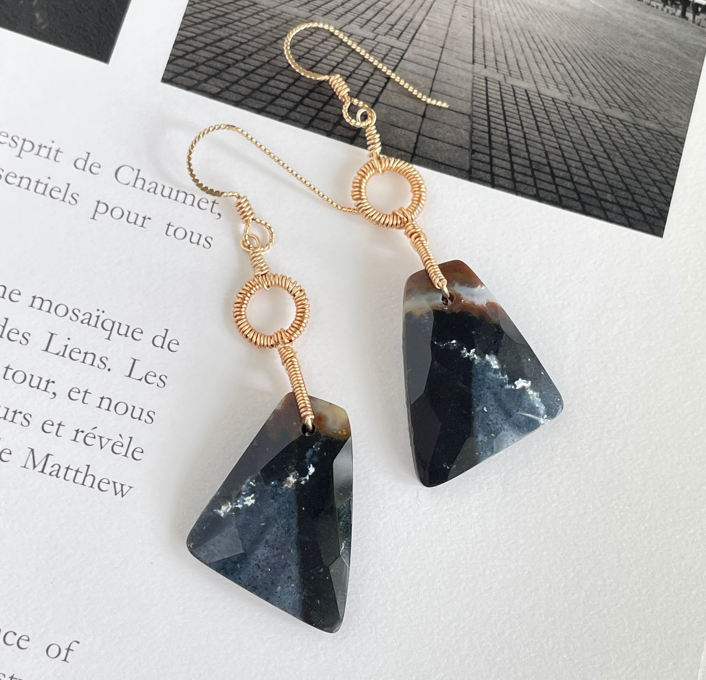 ブラックジャスパー 変形台形型 ワイヤーラップ 揺れるピアス 1点のみ