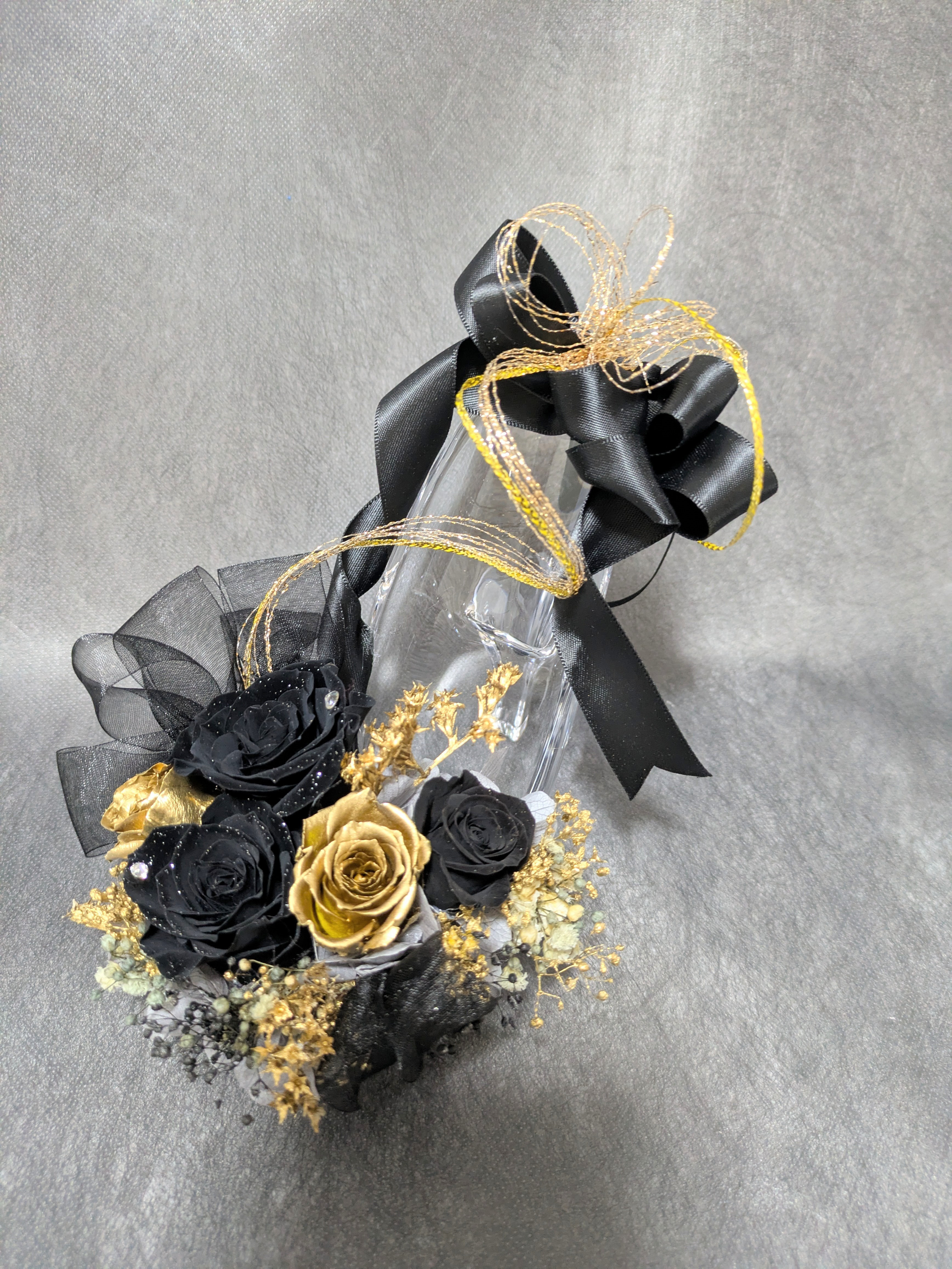 プリザーブドフラワーガラスの靴アレンジギフト／黒薔薇とゴールドローズのリボンの魔法の靴