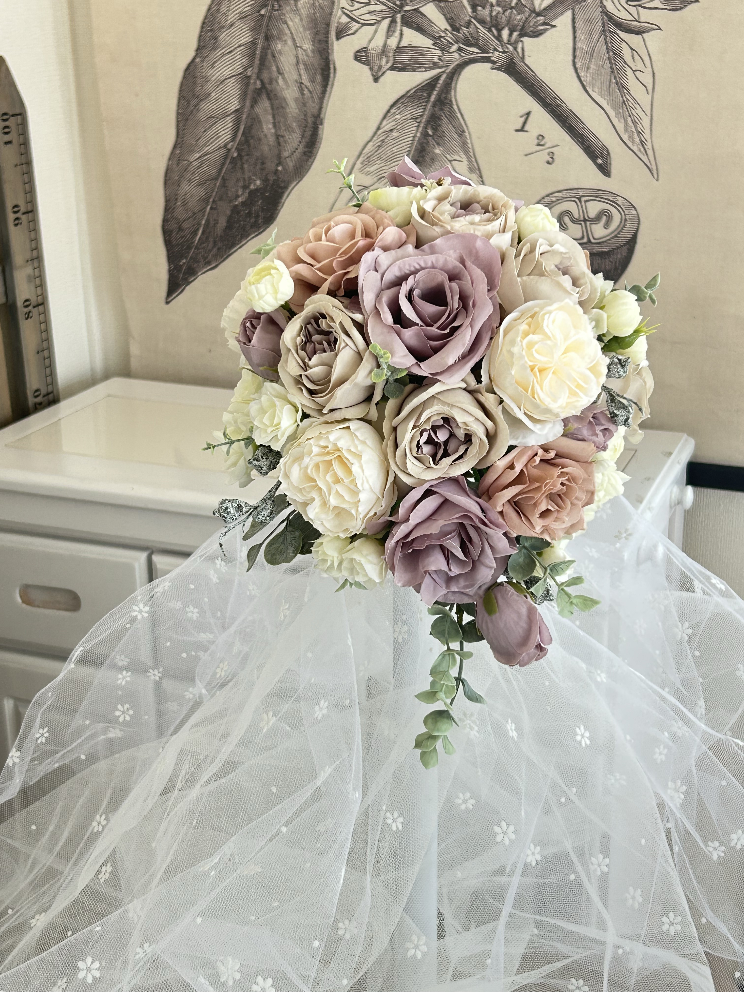 くす　みカラーのローズブーケ　ティアドロップ型（ブートニア付き）