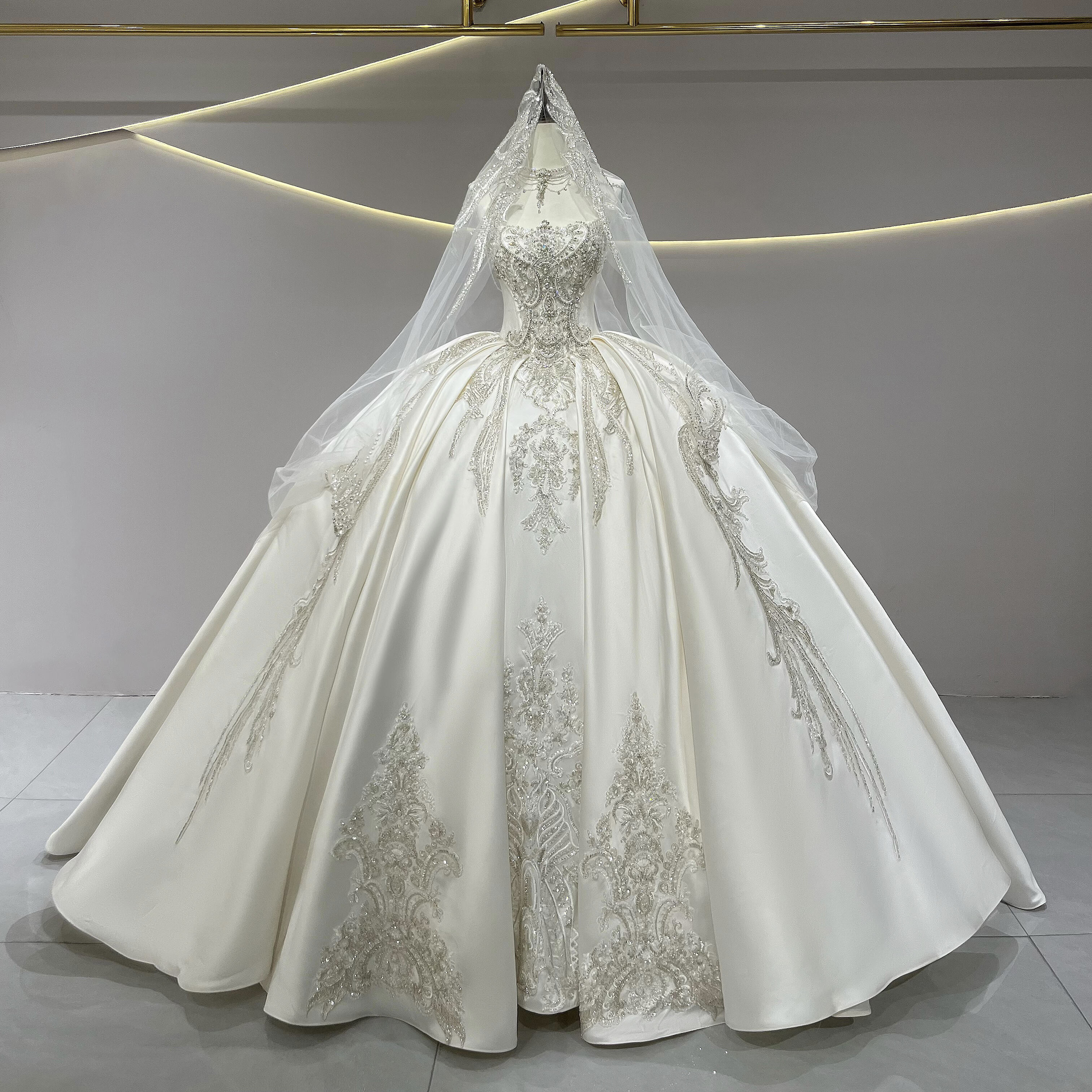 ホルターネック　袖無し　チューブトップ　白高級サテン　ロングトレーン　編み上げ　ウェディングドレスブライダル　海外挙式