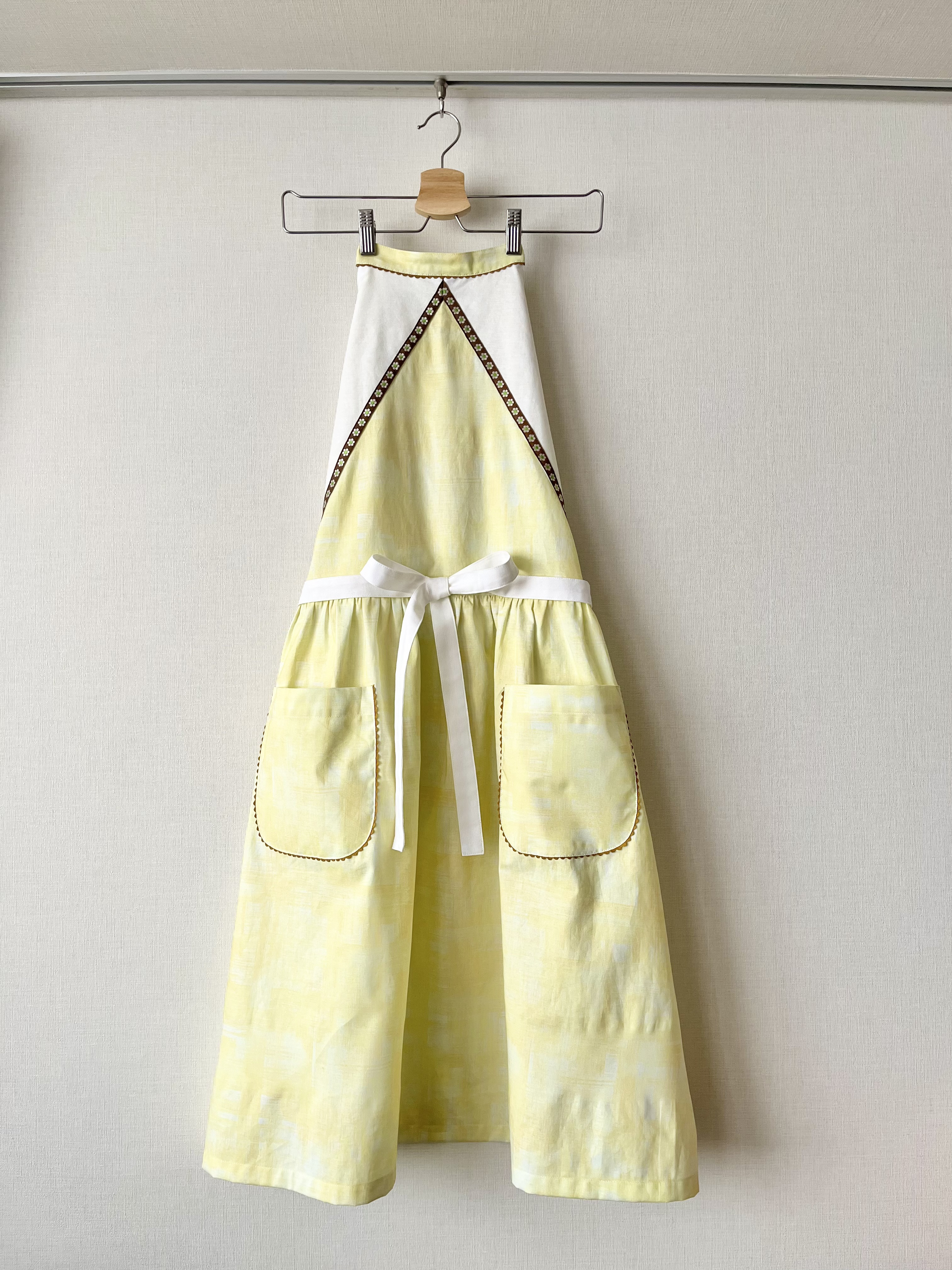 爽やかレモンイエローのホルターネックロングギャザーエプロン