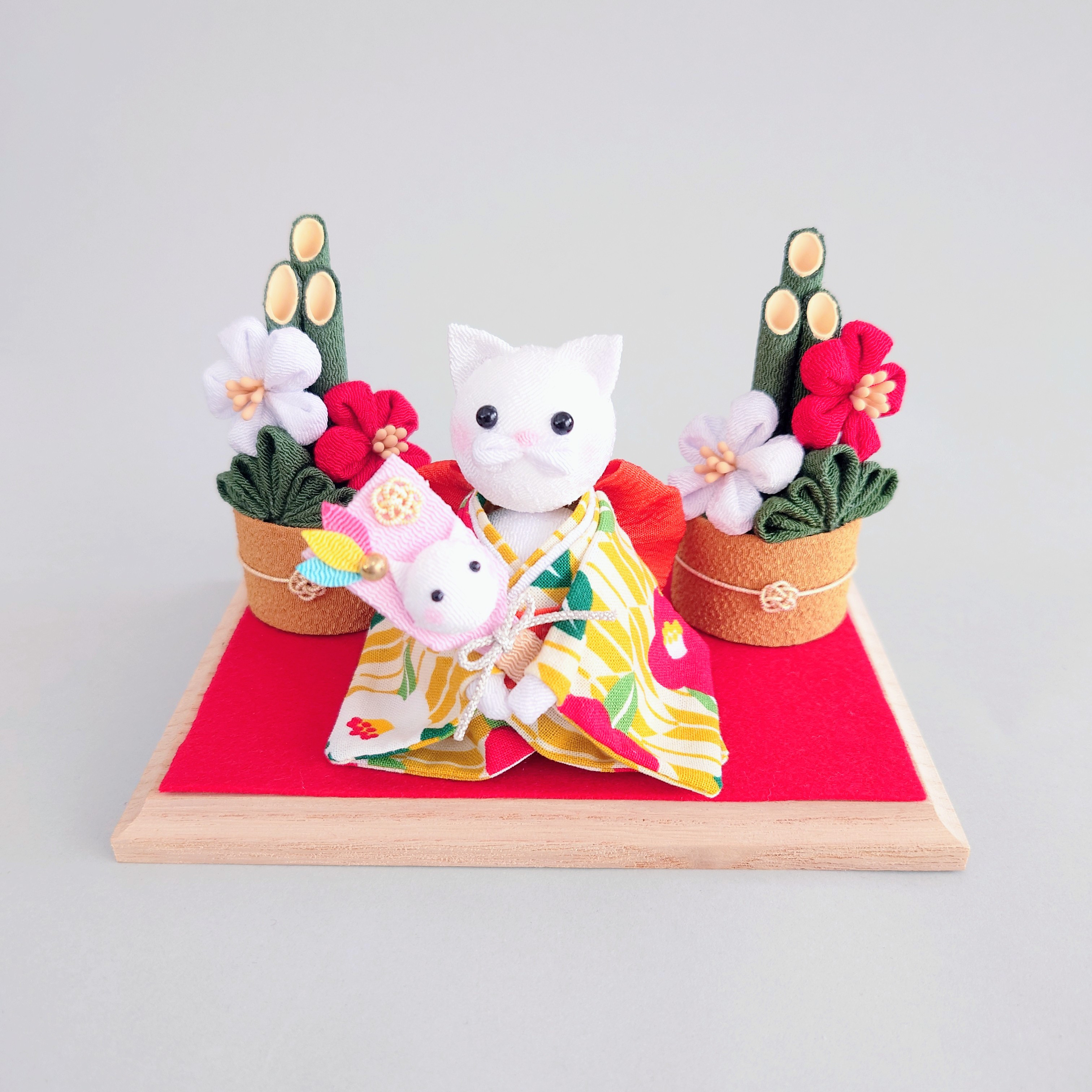 猫好きさんのお正月飾り　新年の置物　正月飾り　干支　着物　門松　羽子板　玄関飾り