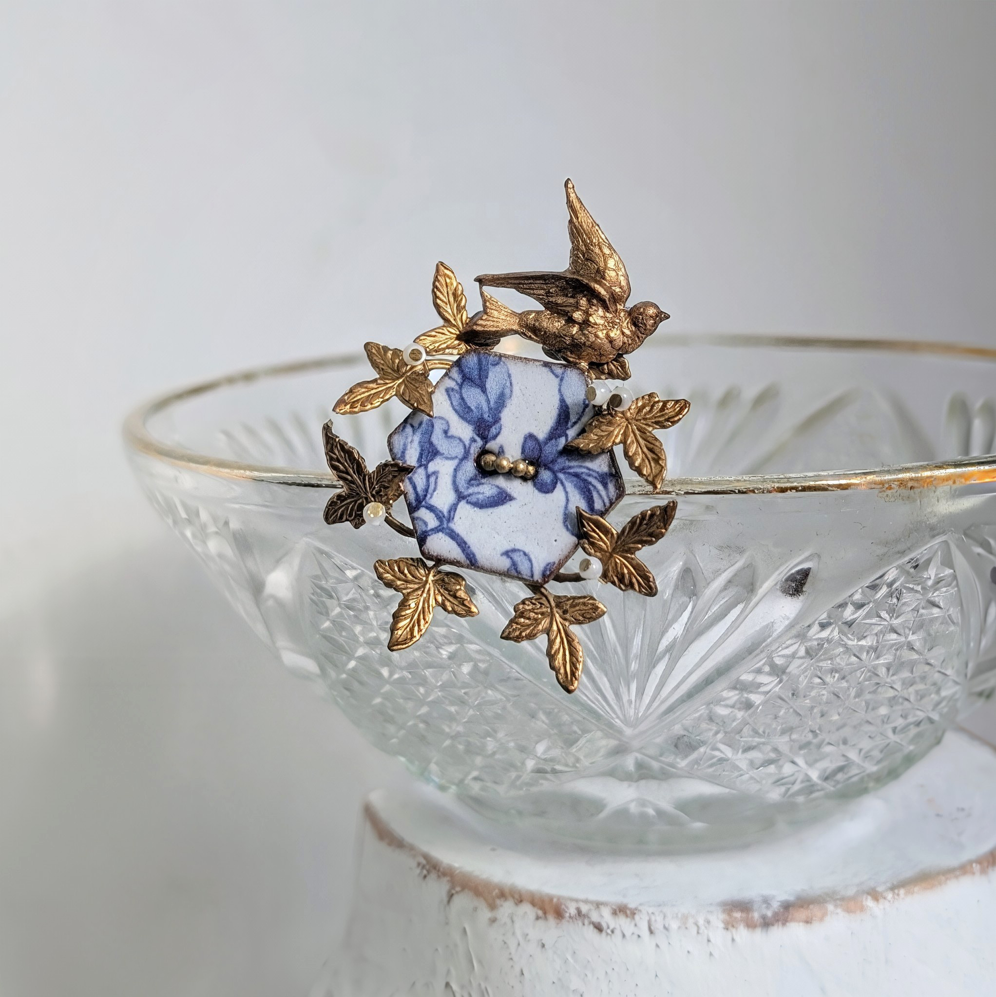 Annilys｜静かな祝福を胸もとに灯す陶器ボタンのブローチ