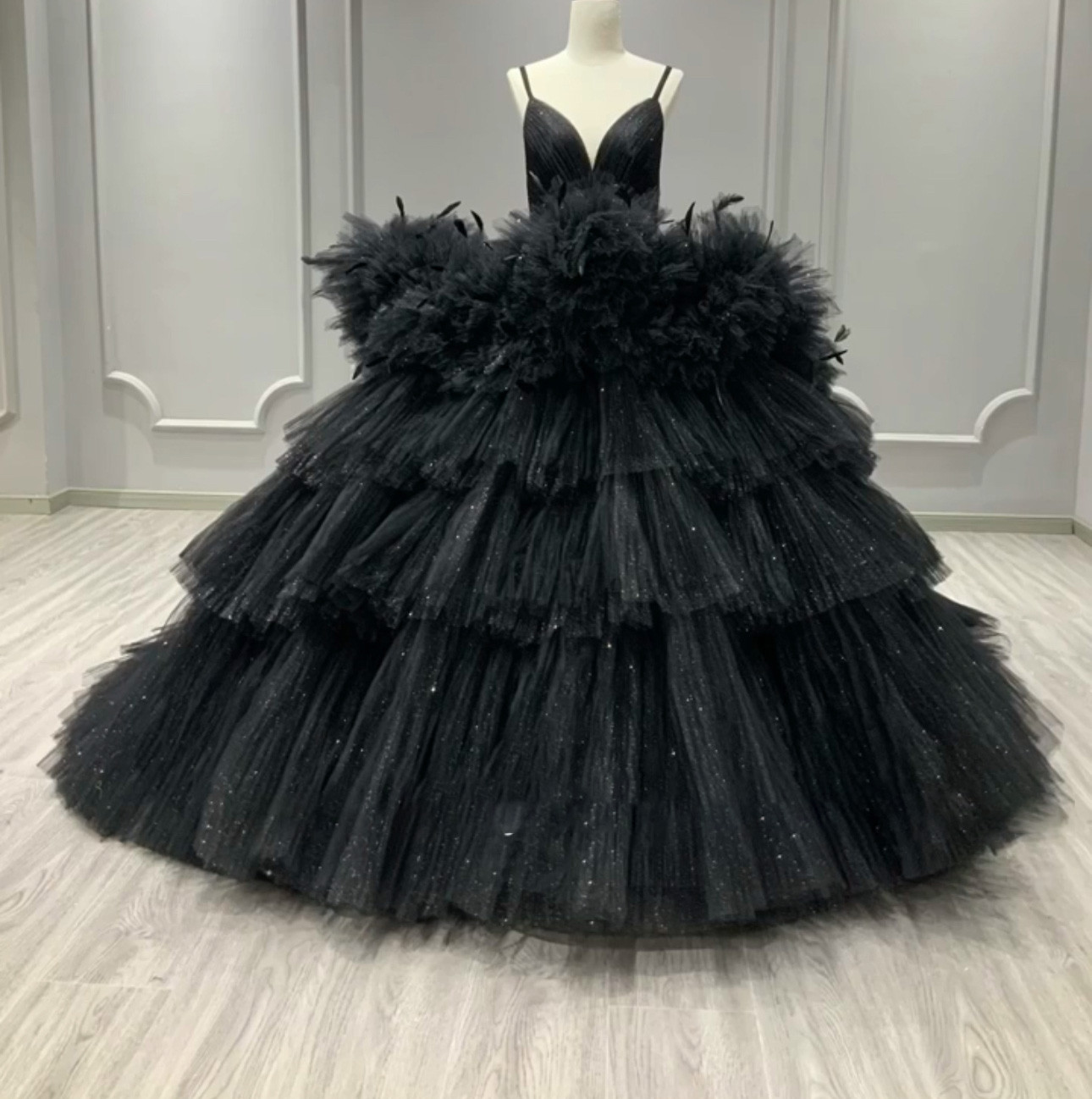 ベストセラー　お色直し　背中空き　ボリューム　プリンセスライン　ブラック黒　キラキラ　パーティードレス演奏会vネック挙式