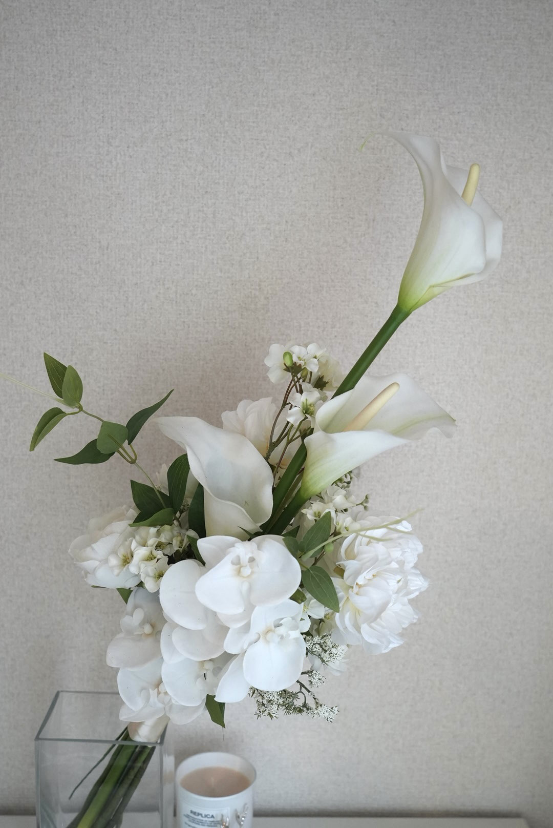胡蝶蘭とリリィのホワイトクラッチブーケ【アーティフィシャルフラワー　ブーケ】 10,212円