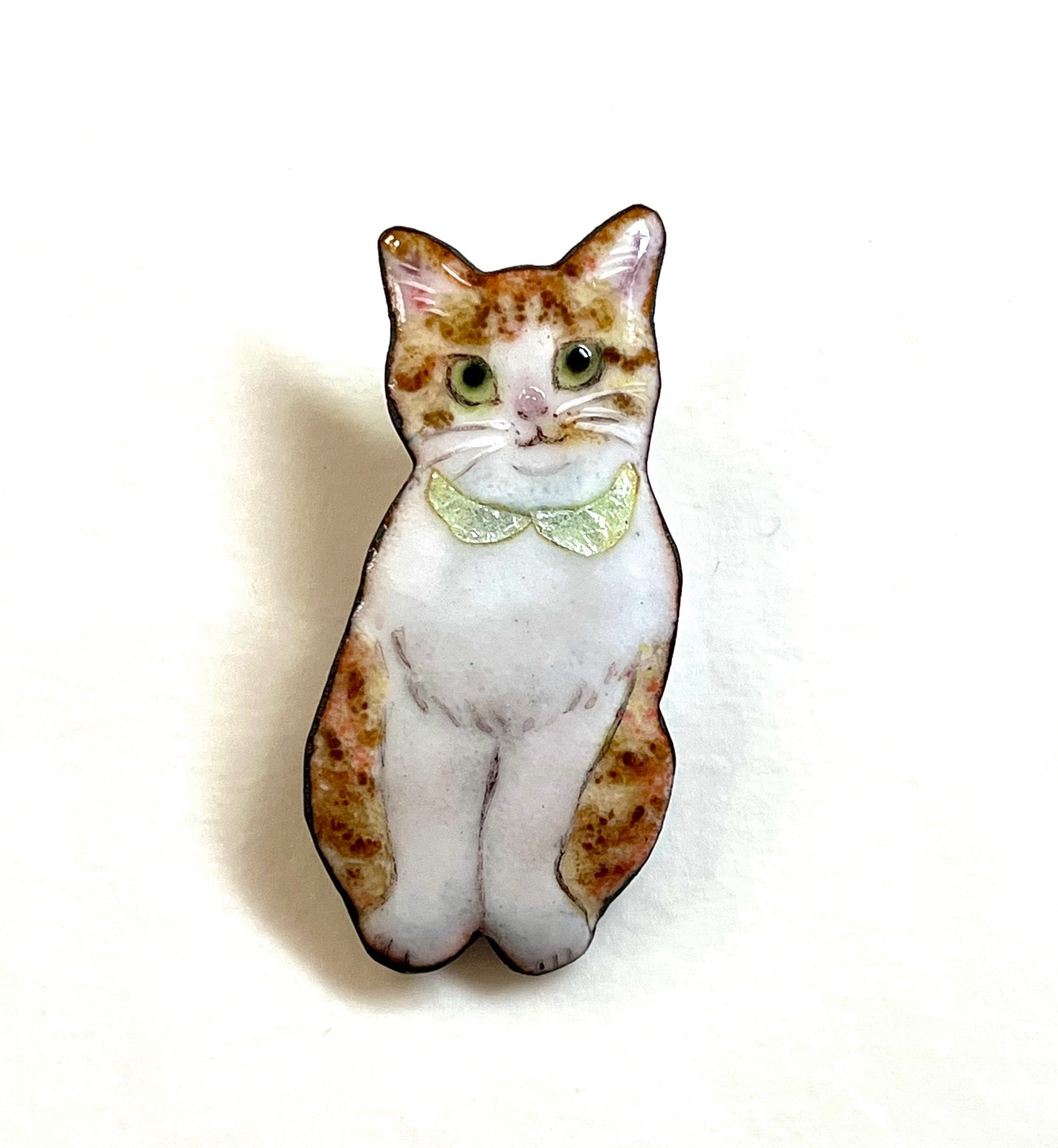 七宝焼　茶白猫さんのブローチ