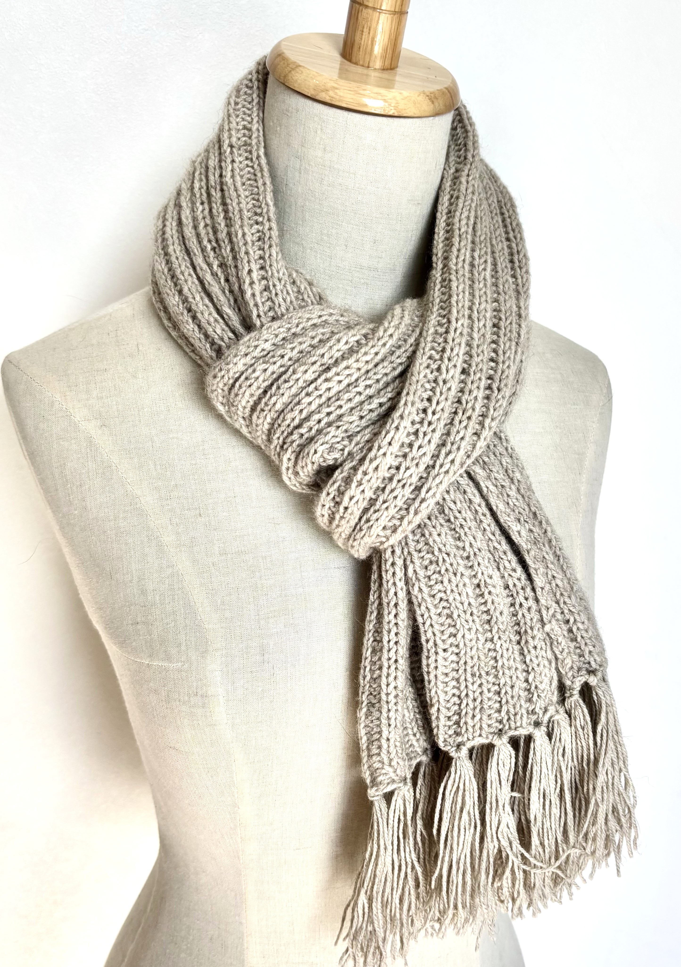 ポッサム・メリノ・シルク　リブ編みのマフラー　無着色ナチュラル