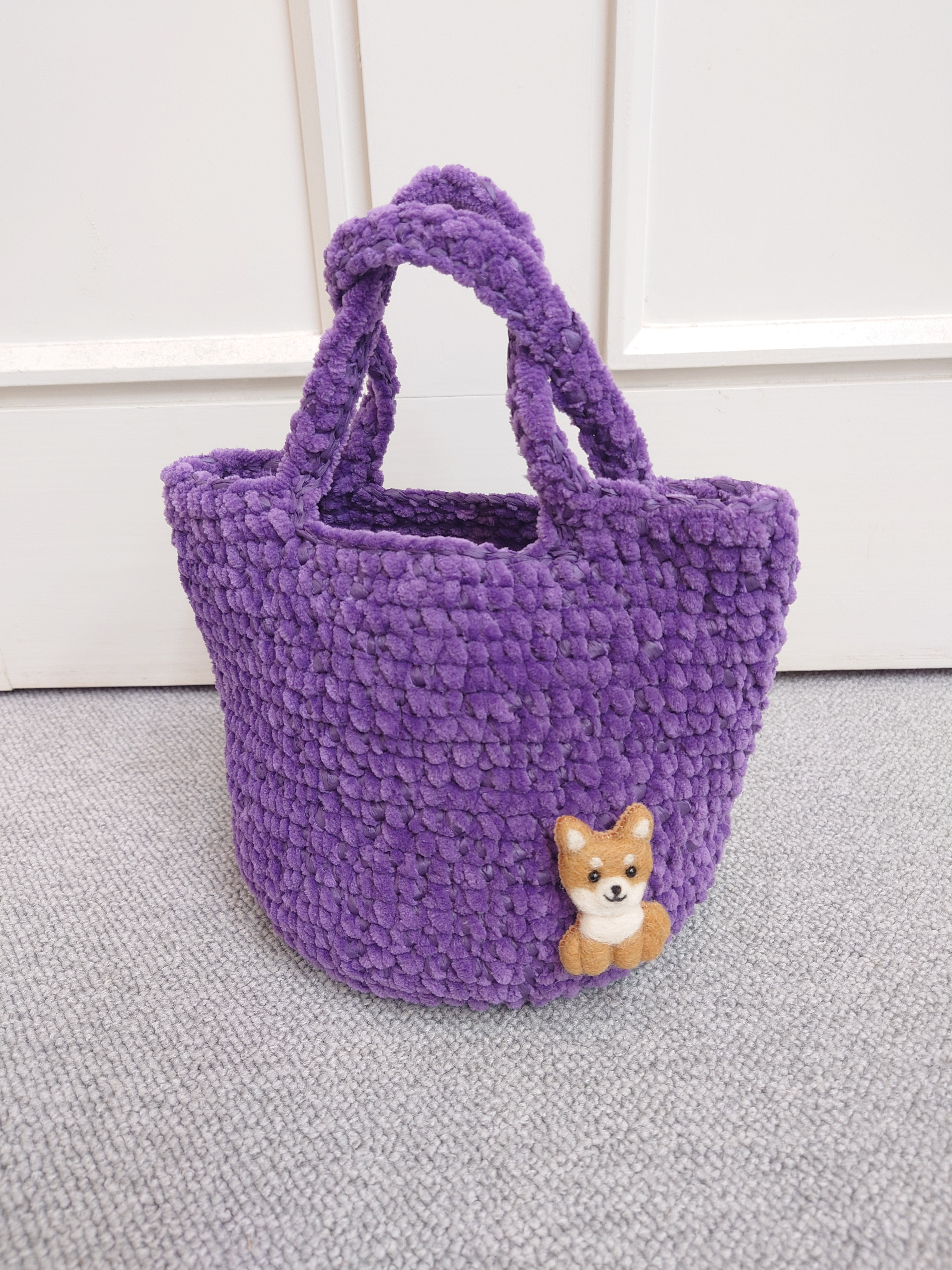 トイプードル、柴犬、シュナウザーの羊毛フェルトブローチ付きベルベットヤーン＆マニラヘンプヤーンバッグ