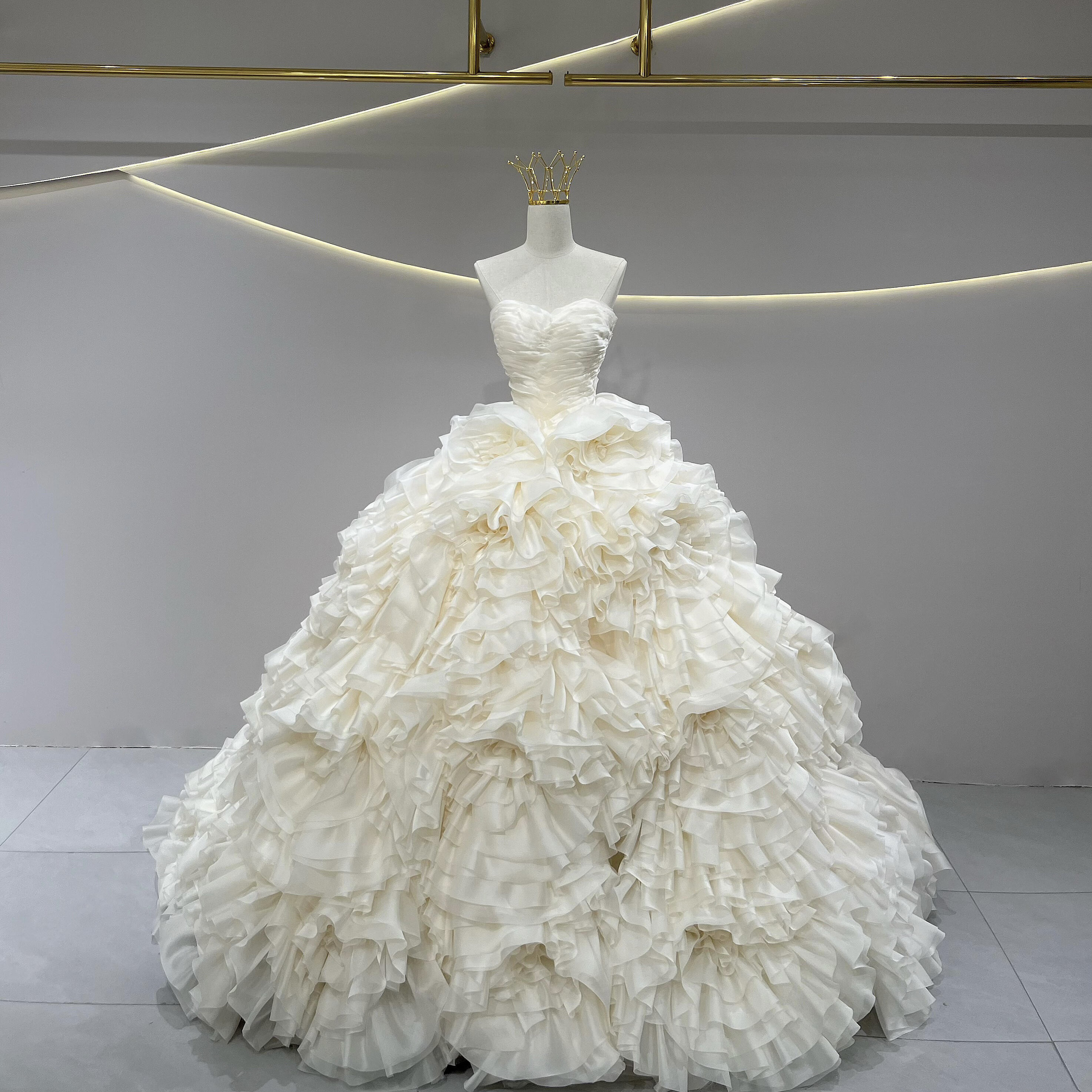 大人気上昇中　ギャザー　フリル　ラッフルスカート　ボリューム感プリンセス　豪華なドレス　アイボリー白オフホワイト　前撮り