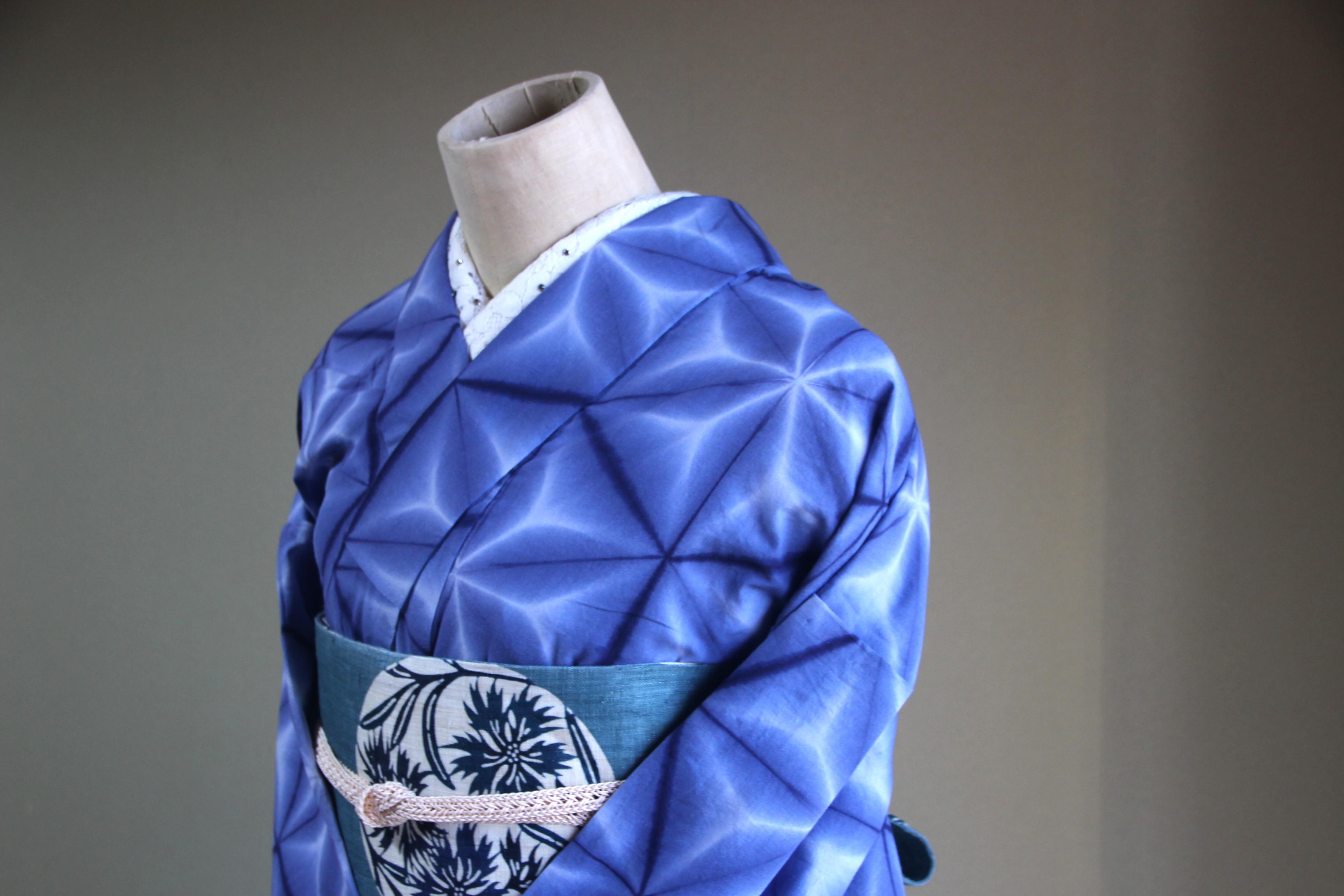 ◇現代 有松鳴海絞　浴衣◇【ブルー紺】光射す水面の万華鏡　雪花模様　裄67.ｃｍトールサイズ　袖長め総手縫い木綿浴衣