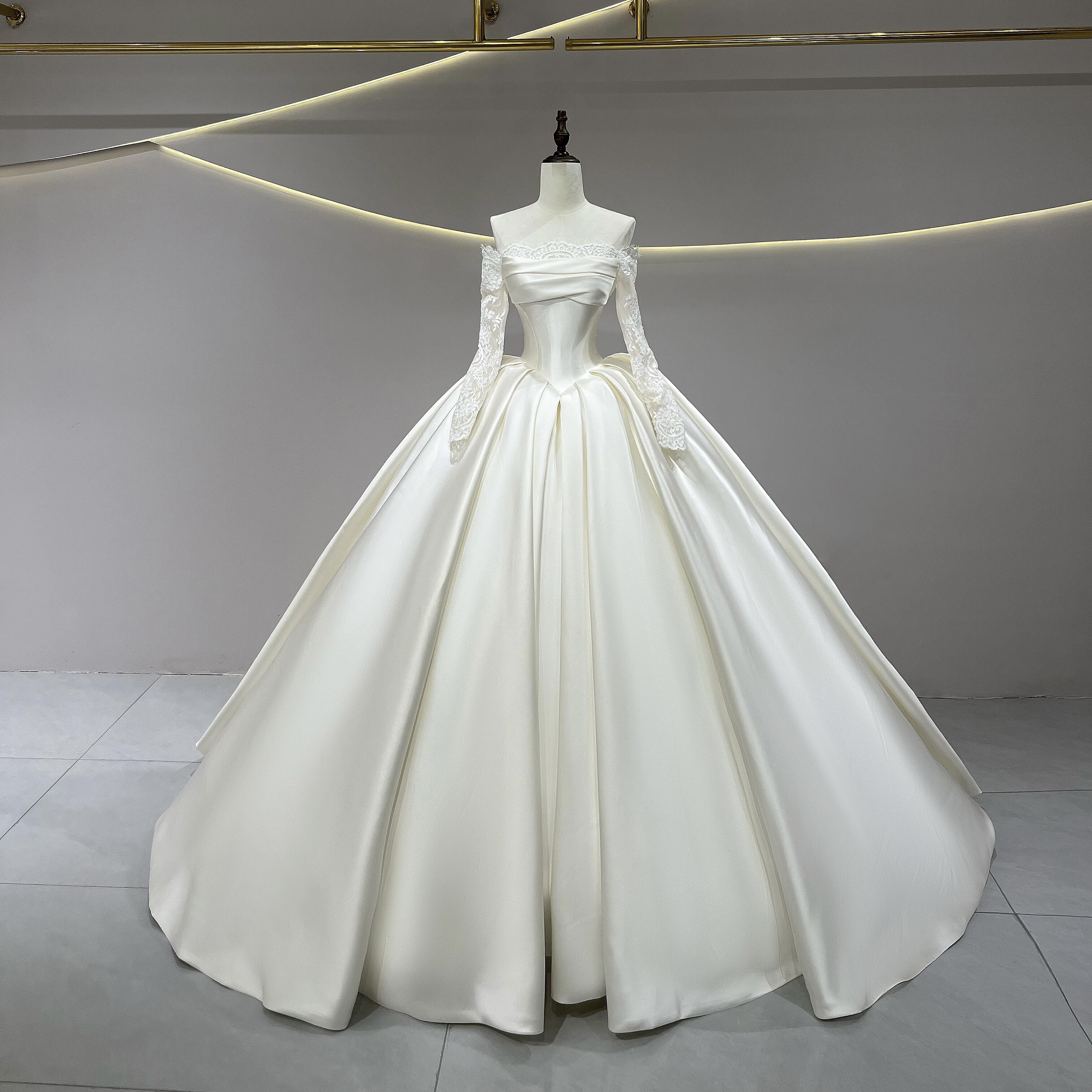 高級感溢れる胸フリル　取り外し可能オフショルダー　二の腕カバー　レース袖　痩せて見える　Princessお姫様結婚式挙式