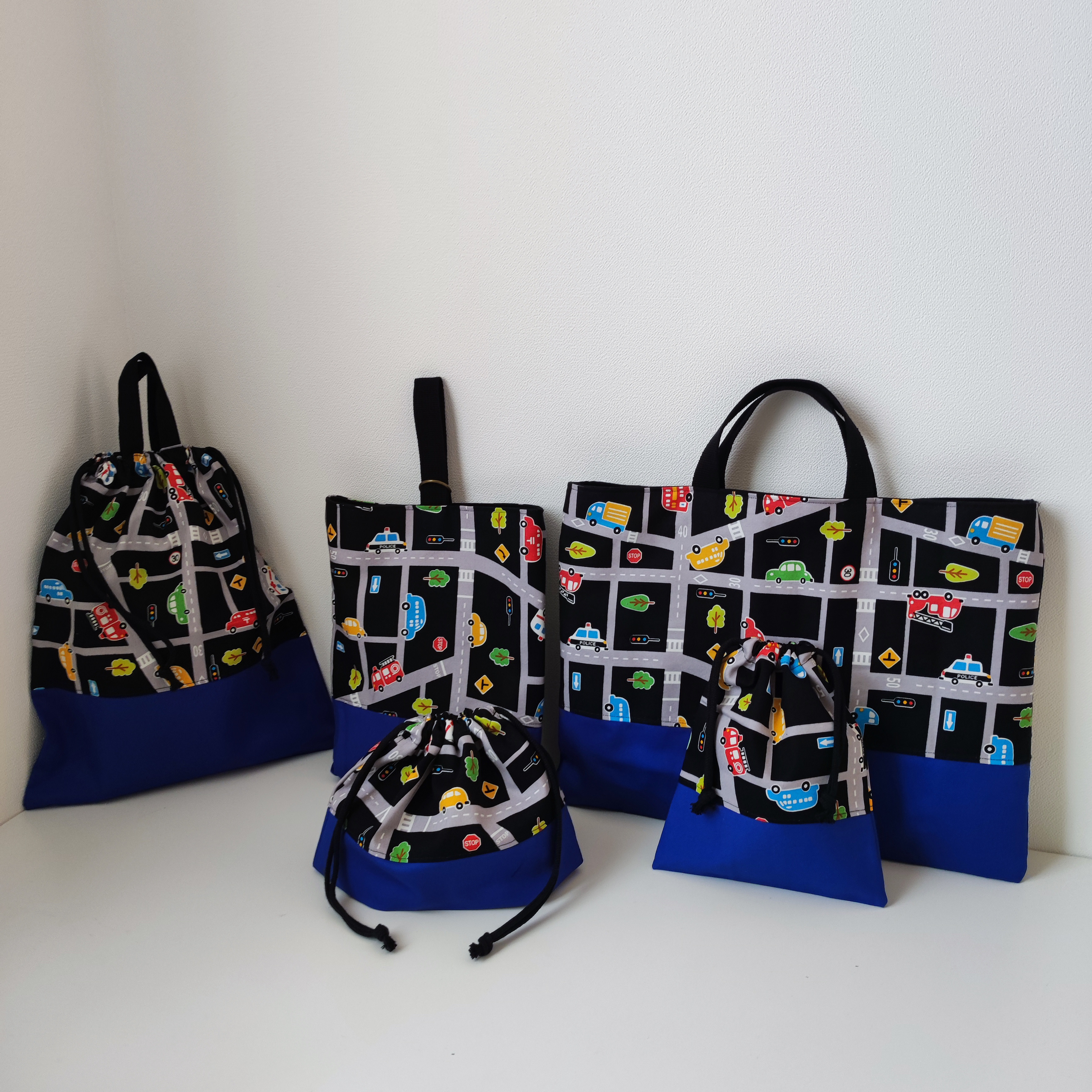 車柄ブラック×青色　入園入学5点セット（レッスンバッグ、上履き入れ、体操着袋、お弁当袋、コップ袋)