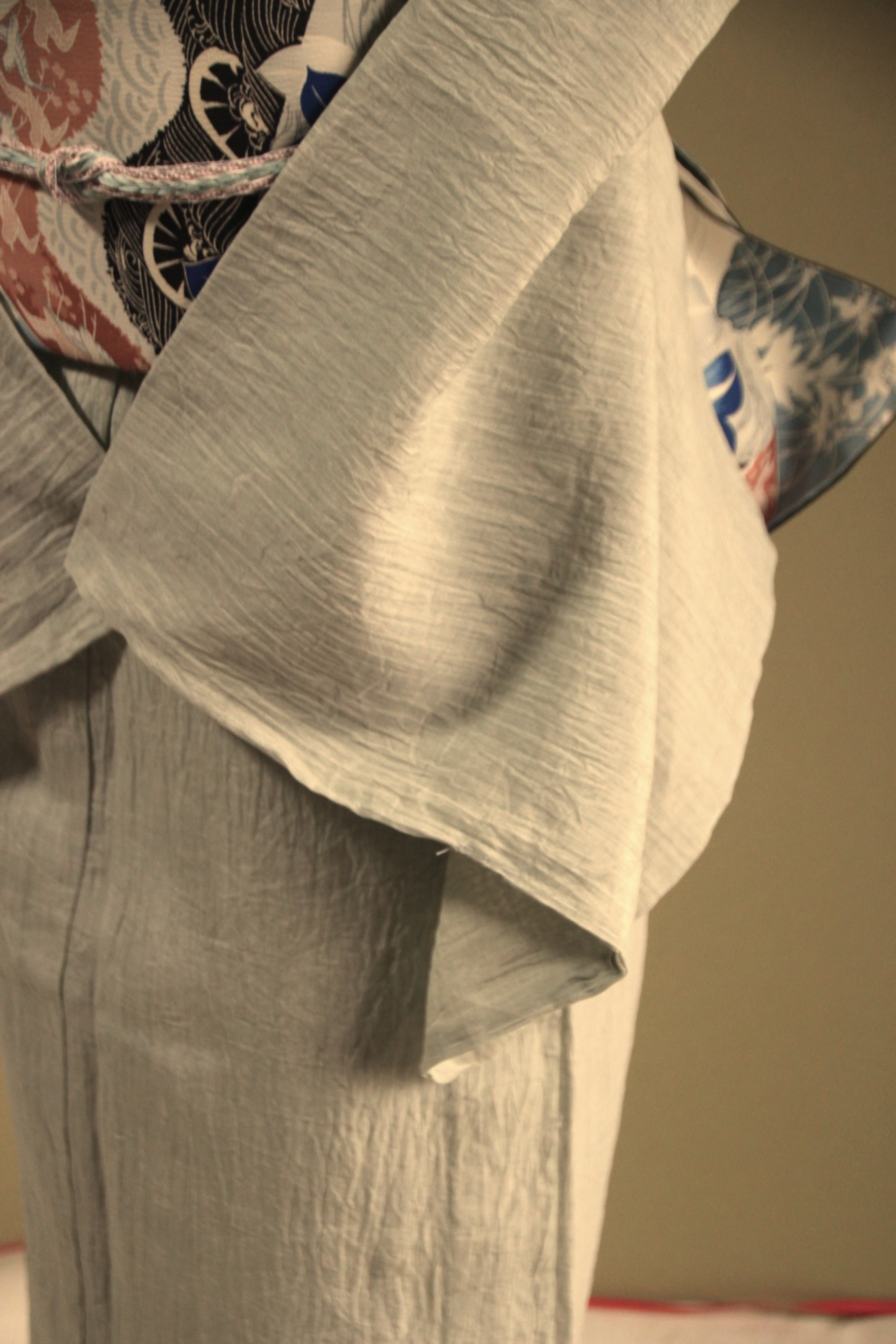 ◇小千谷ちぢみ 薄い青磁鼠色乳白色のグレー（生地接写参照）高級感のあるハリと上品な艶トールサイズ裄70ｃｍ本麻本手縫い