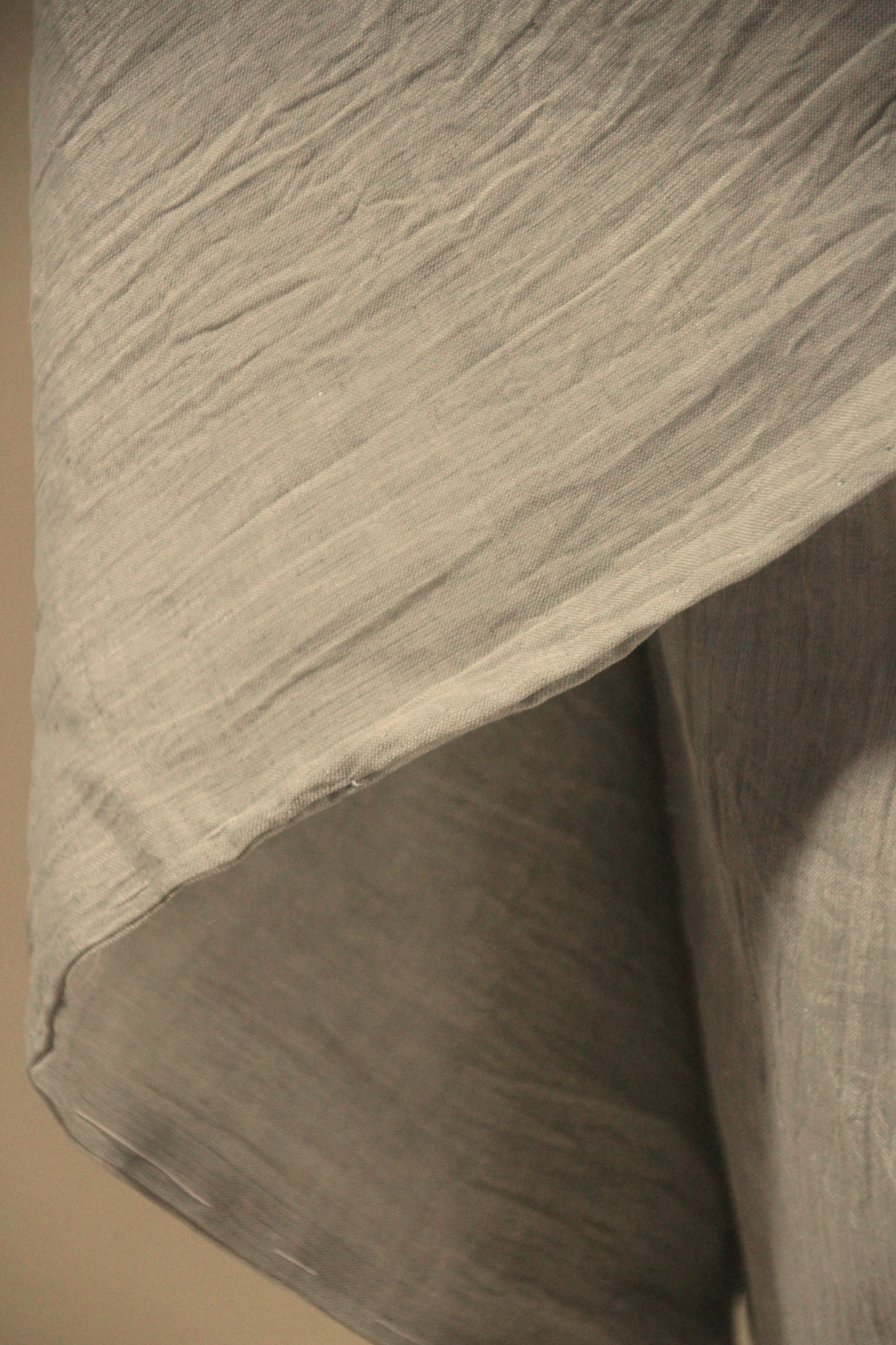 ◇小千谷ちぢみ 薄い青磁鼠色乳白色のグレー（生地接写参照）高級感のあるハリと上品な艶トールサイズ裄70ｃｍ本麻本手縫い