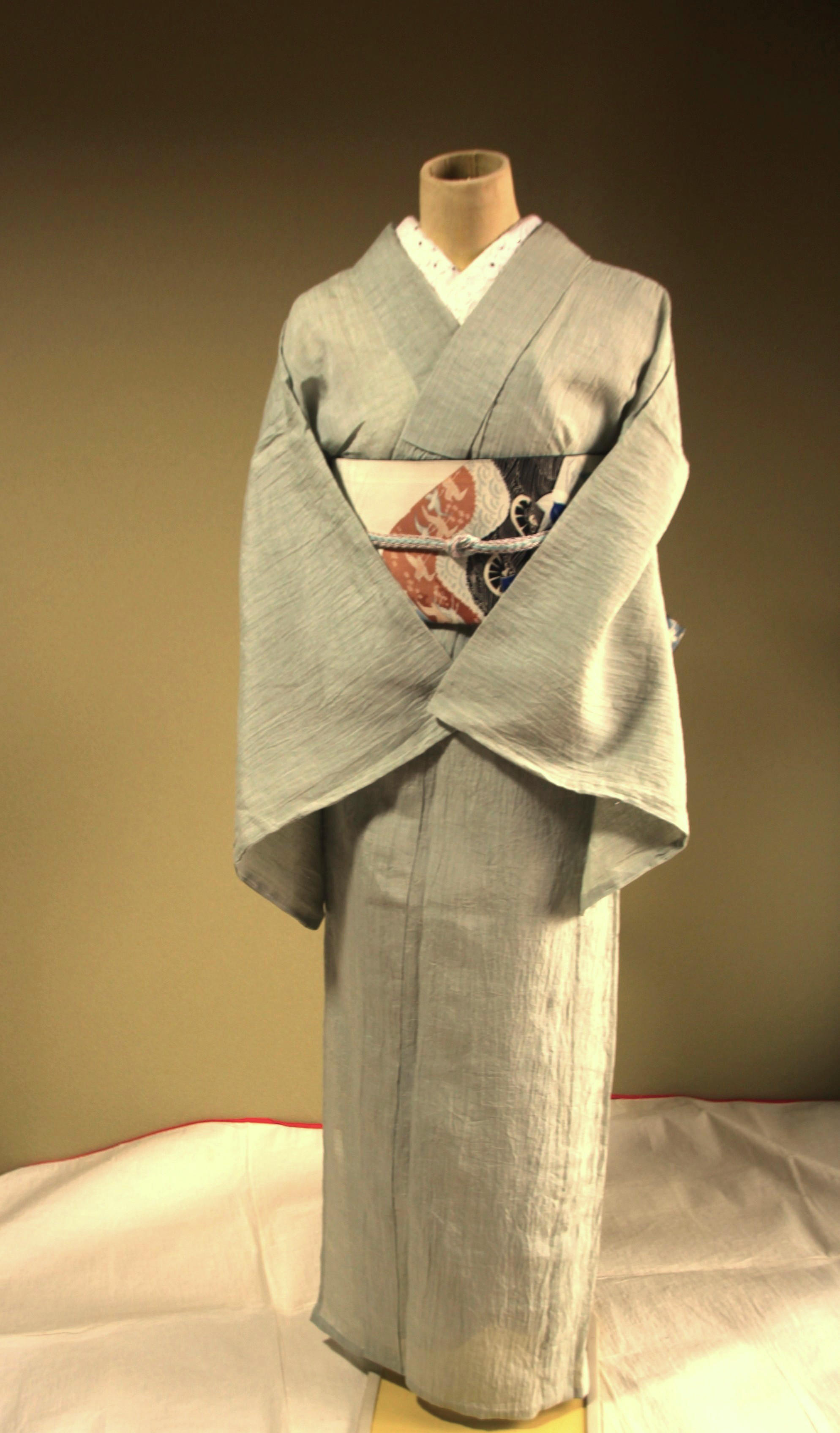 ◇小千谷ちぢみ 薄い青磁鼠色乳白色のグレー（生地接写参照）高級感のあるハリと上品な艶トールサイズ裄70ｃｍ本麻本手縫い