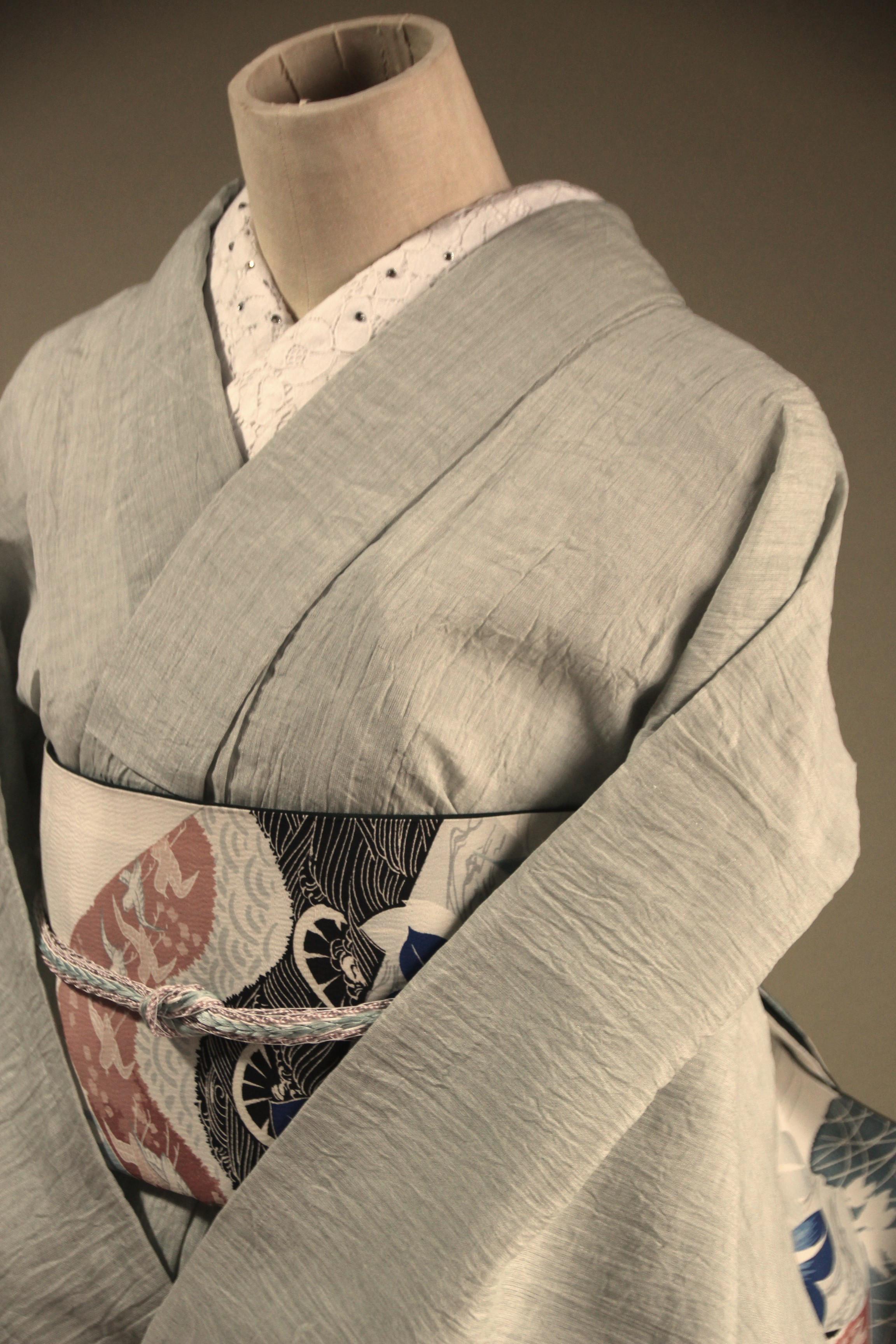 ◇小千谷ちぢみ 薄い青磁鼠色乳白色のグレー（生地接写参照）高級感のあるハリと上品な艶トールサイズ裄70ｃｍ本麻本手縫い