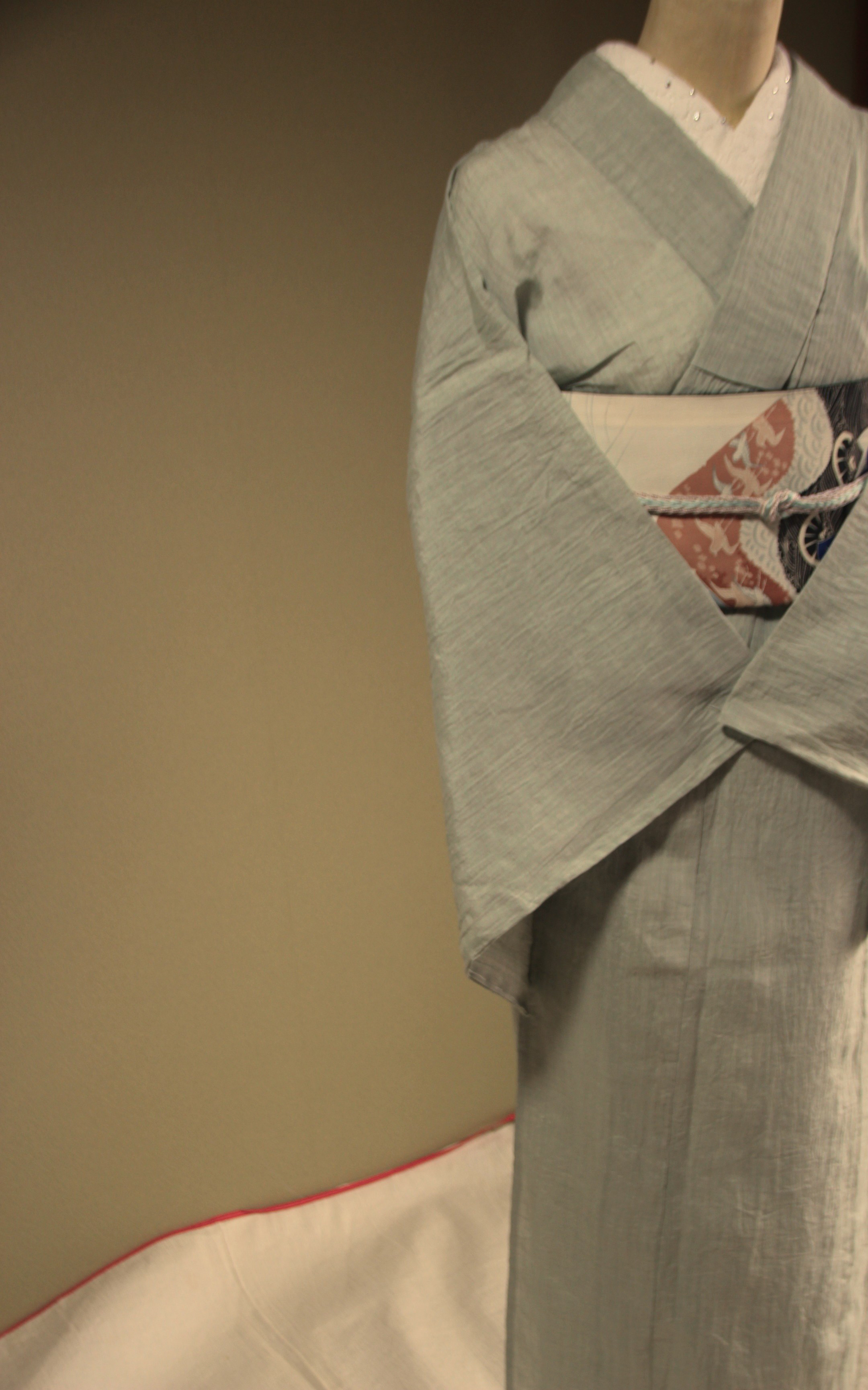 ◇小千谷ちぢみ 薄い青磁鼠色乳白色のグレー（生地接写参照）高級感のあるハリと上品な艶トールサイズ裄70ｃｍ本麻本手縫い