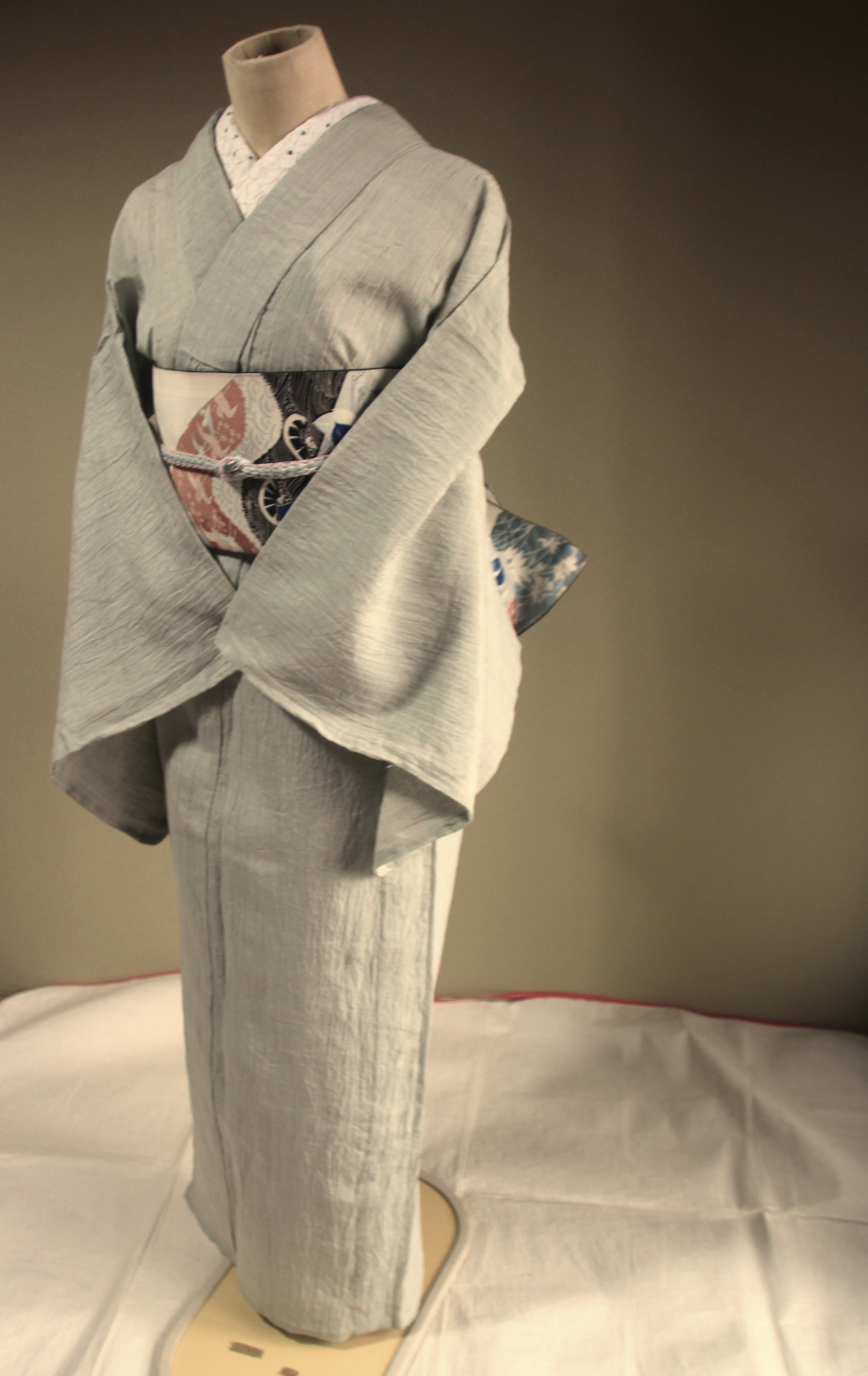 ◇小千谷ちぢみ 薄い青磁鼠色乳白色のグレー（生地接写参照）高級感のあるハリと上品な艶トールサイズ裄70ｃｍ本麻本手縫い