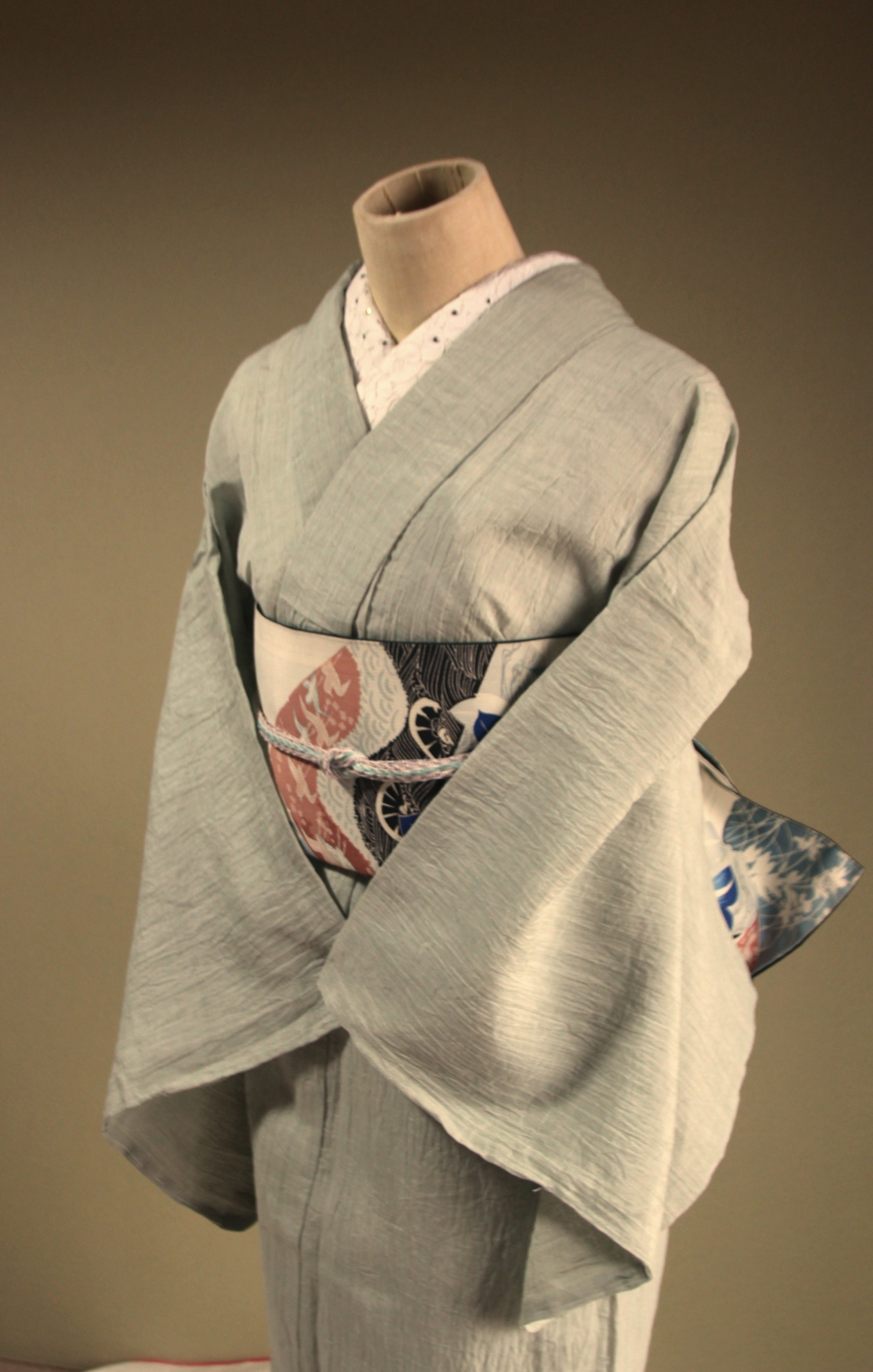 ◇小千谷ちぢみ 薄い青磁鼠色乳白色のグレー（生地接写参照）高級感のあるハリと上品な艶トールサイズ裄70ｃｍ本麻本手縫い