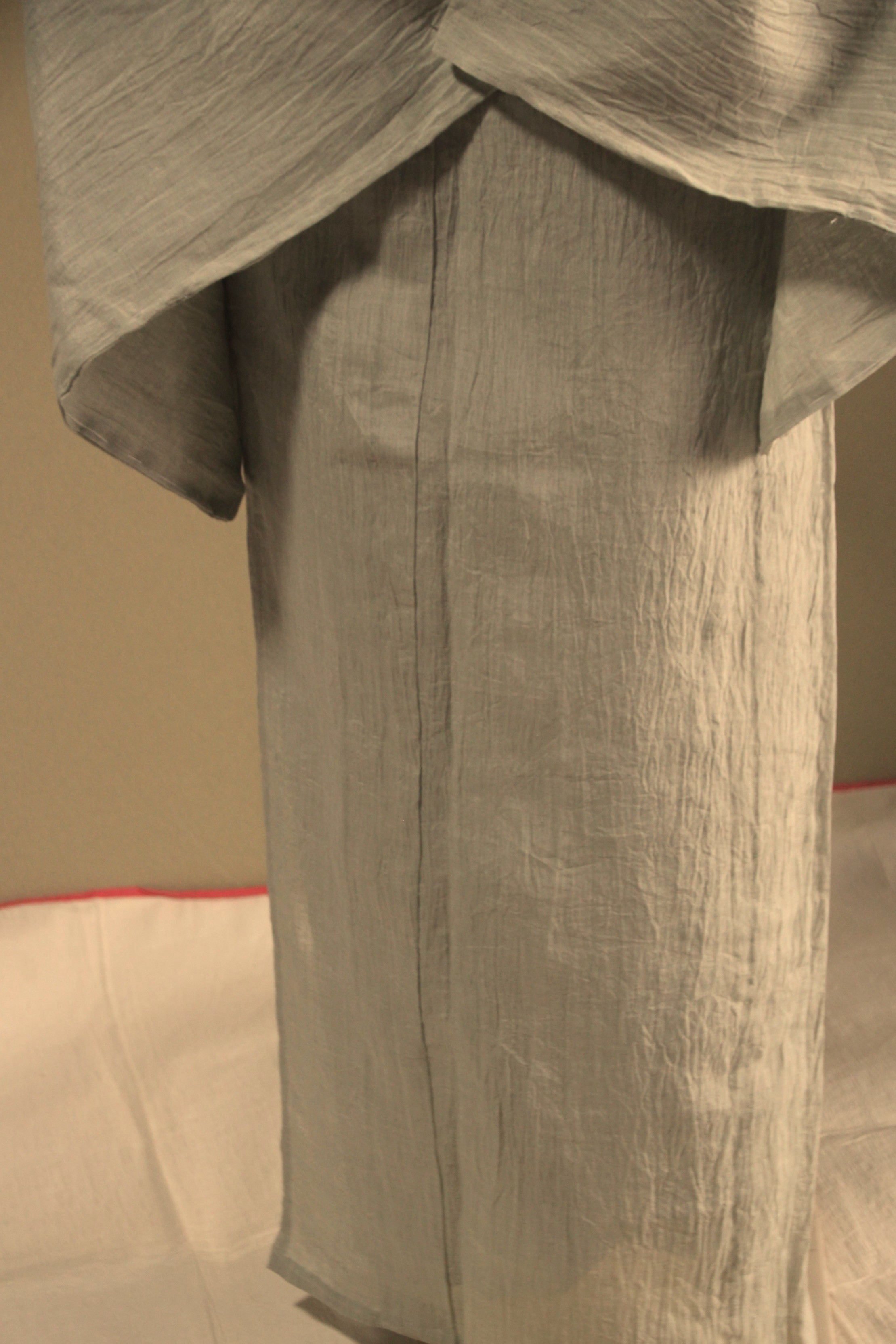 ◇小千谷ちぢみ 薄い青磁鼠色乳白色のグレー（生地接写参照）高級感のあるハリと上品な艶トールサイズ裄70ｃｍ本麻本手縫い