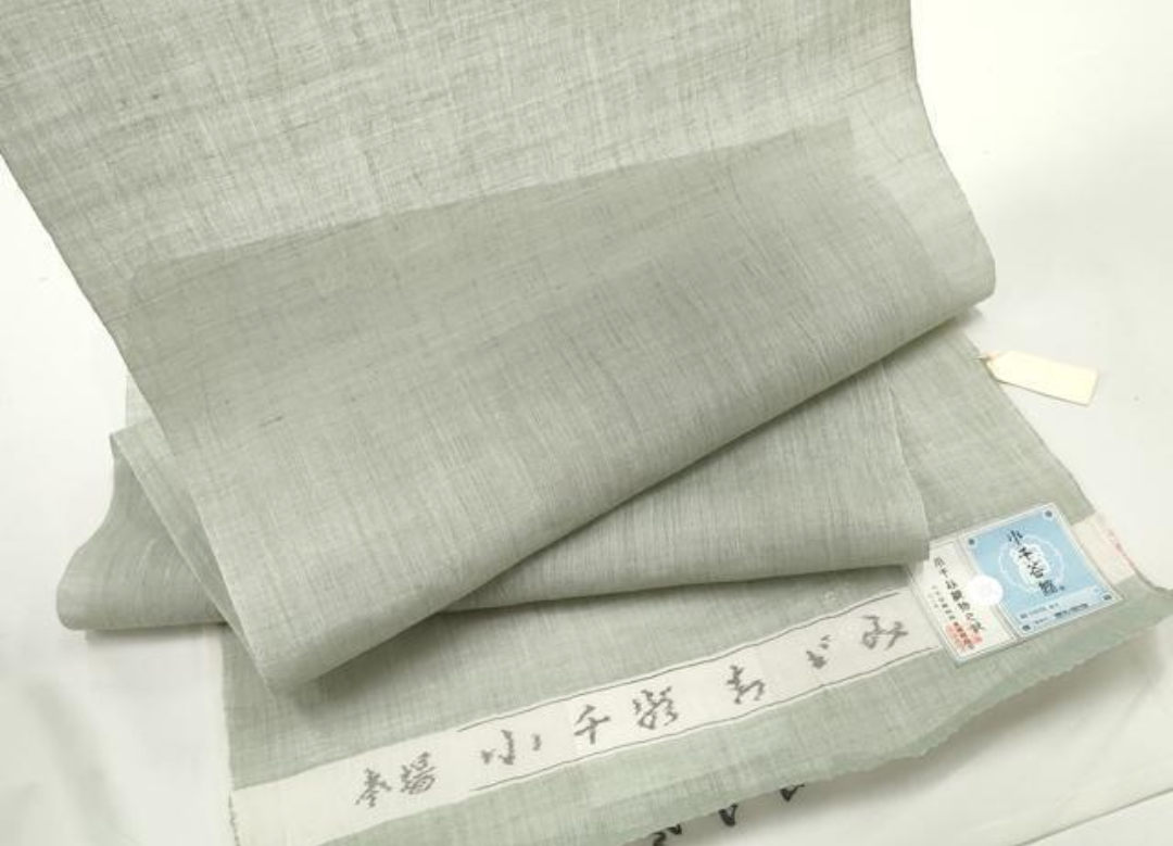 ◇小千谷ちぢみ 薄い青磁鼠色乳白色のグレー（生地接写参照）高級感のあるハリと上品な艶トールサイズ裄70ｃｍ本麻本手縫い