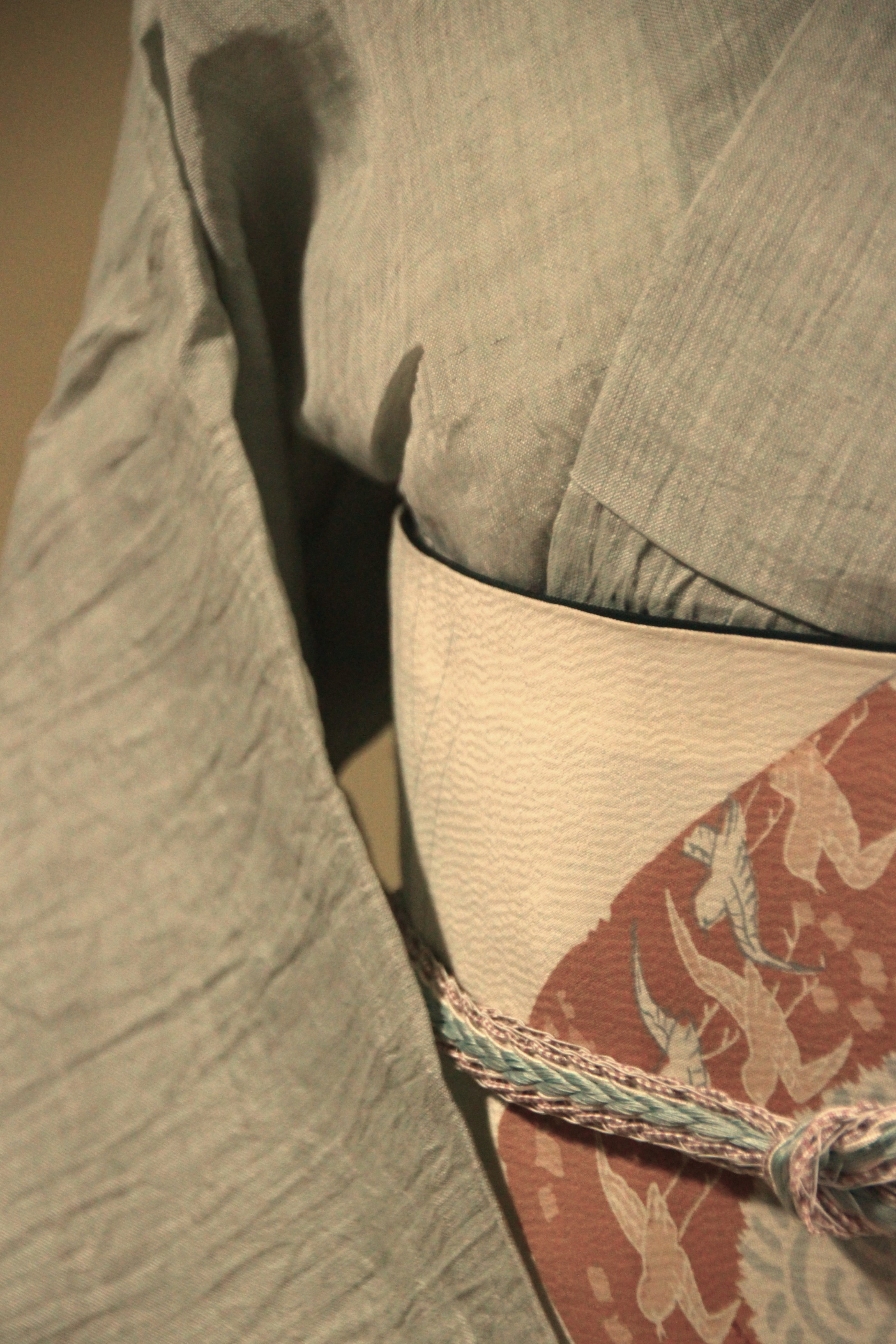 ◇小千谷ちぢみ 薄い青磁鼠色乳白色のグレー（生地接写参照）高級感のあるハリと上品な艶トールサイズ裄70ｃｍ本麻本手縫い